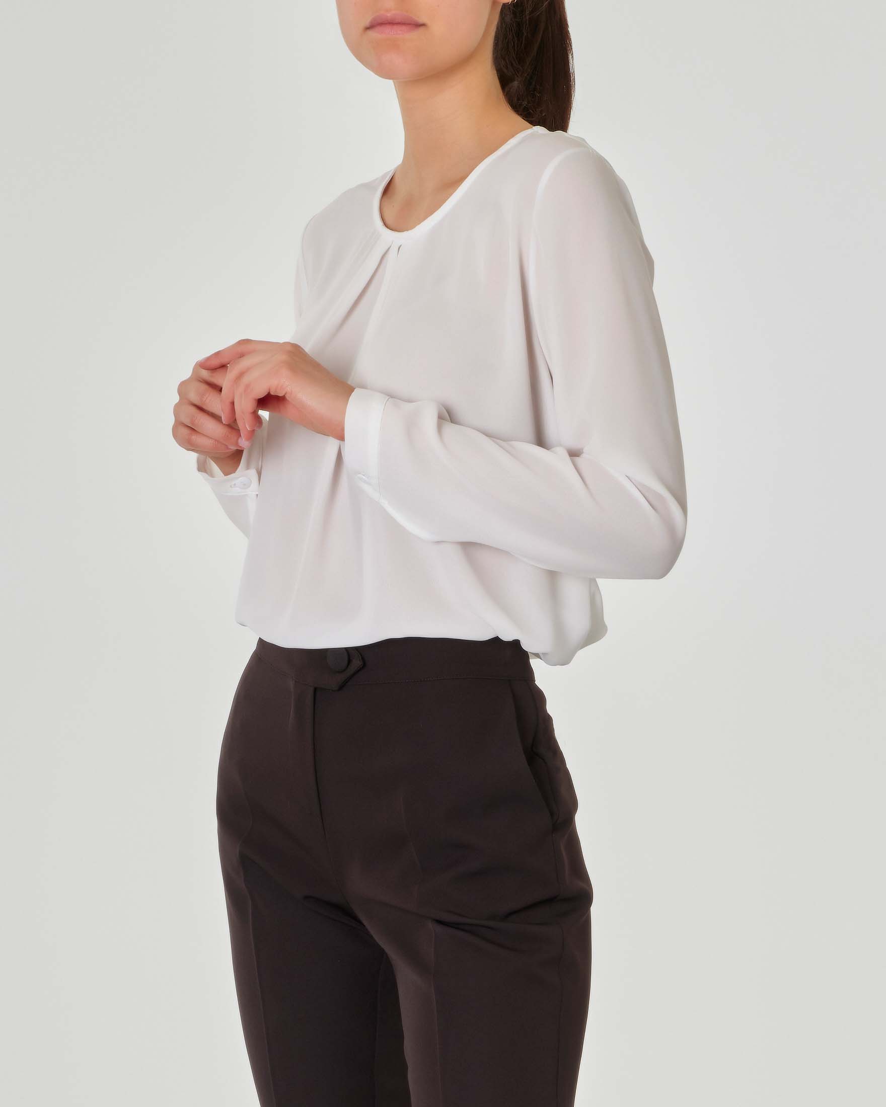 Blusa bianca con pinces sullo scollo tondo e maniche lunghe