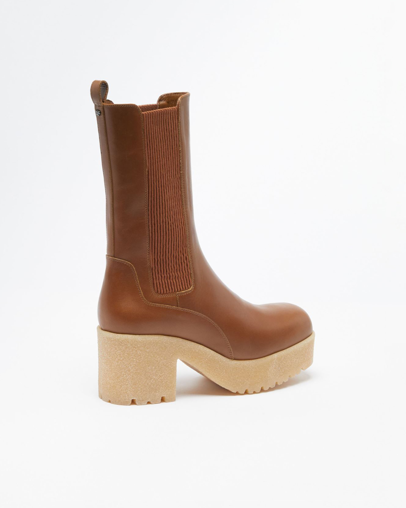 Stivaletto modello Chelsea in pelle di vitello color cuoio con punta