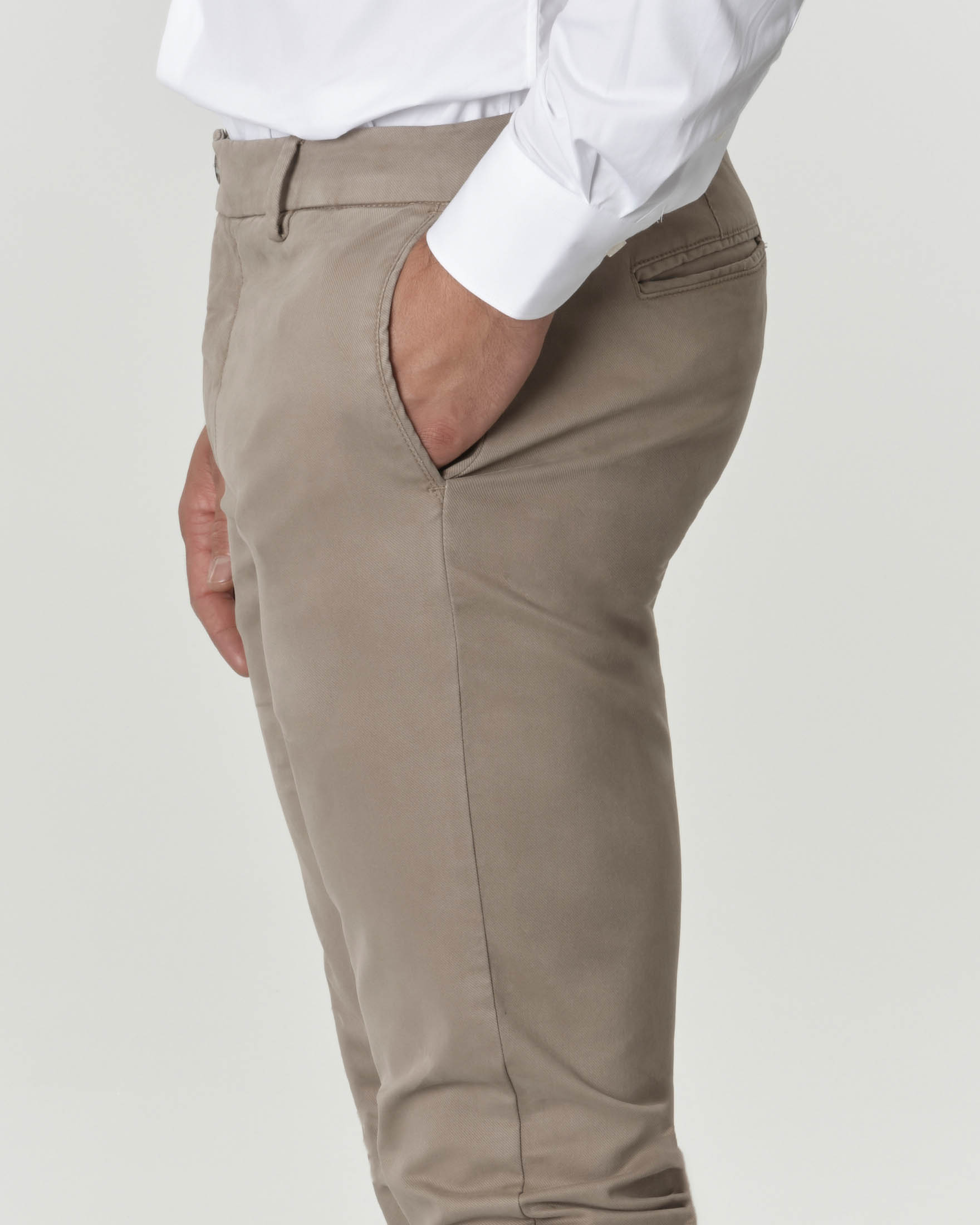 Pantaloni chino tortora in misto cotone e modal stretch