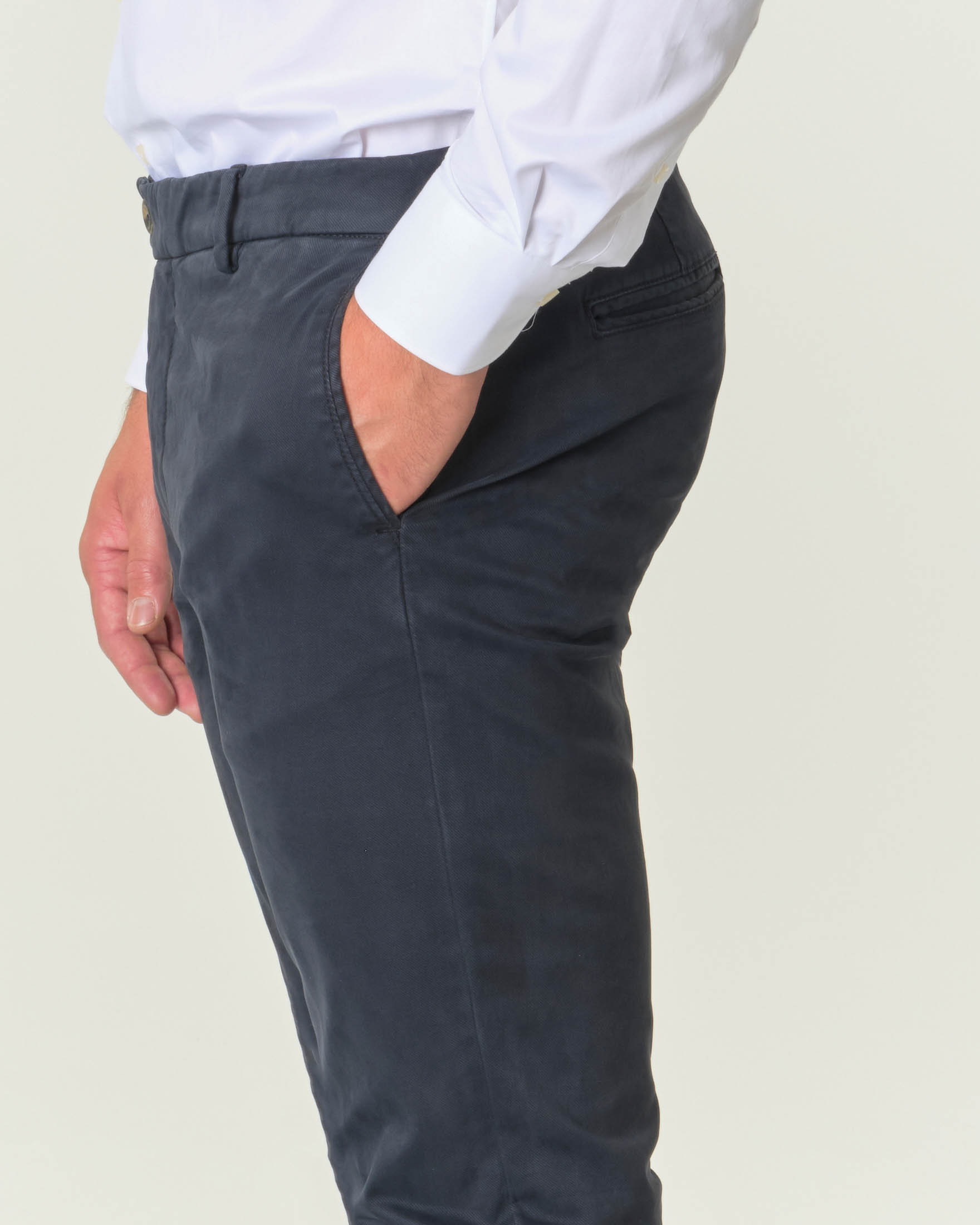 Pantaloni chino blu scuro in misto cotone e modal stretch