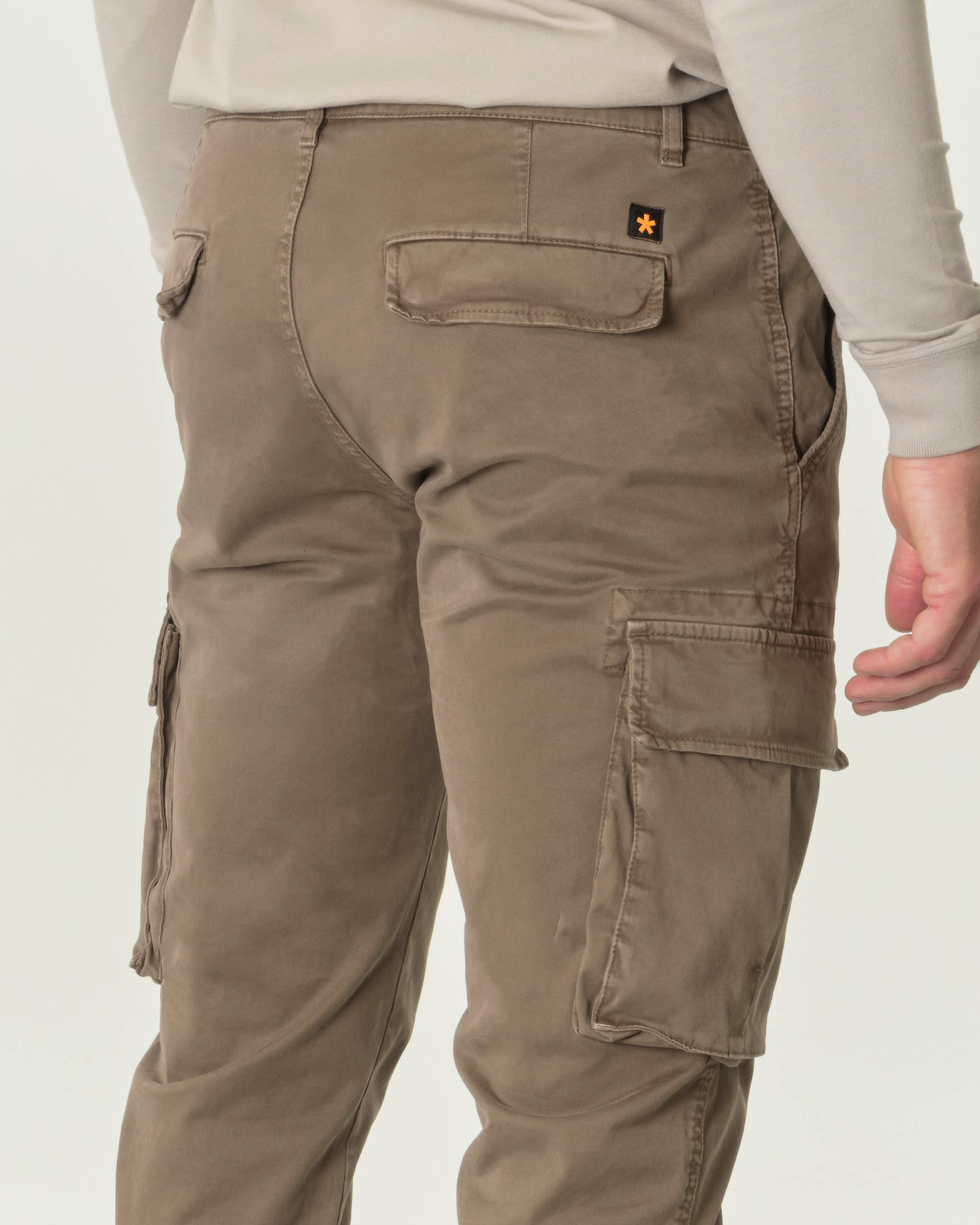 Pantalone cargo color fango in gabardina di cotone stretch