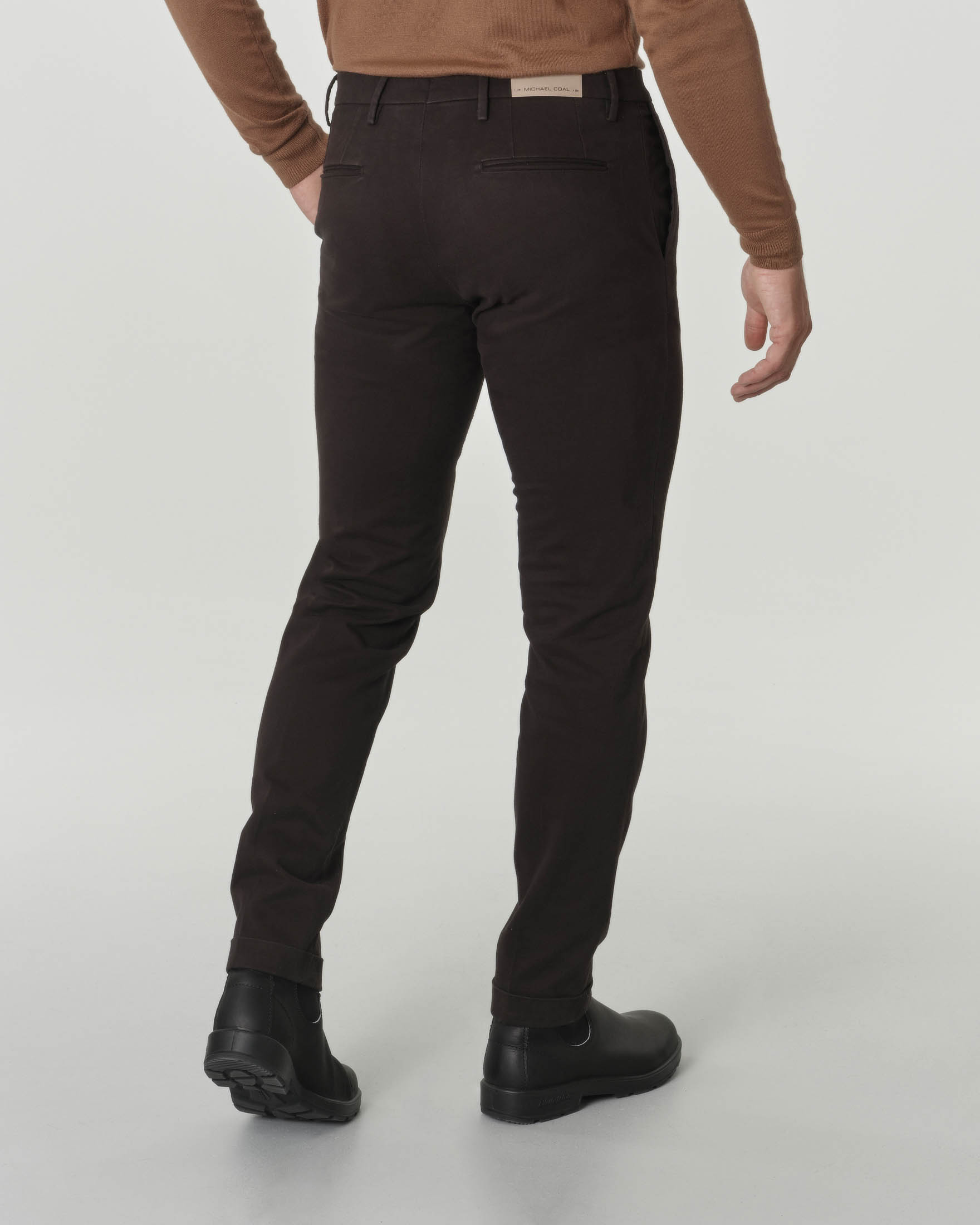 Pantalone chino nero in gabardina di cotone stretch con una pinces