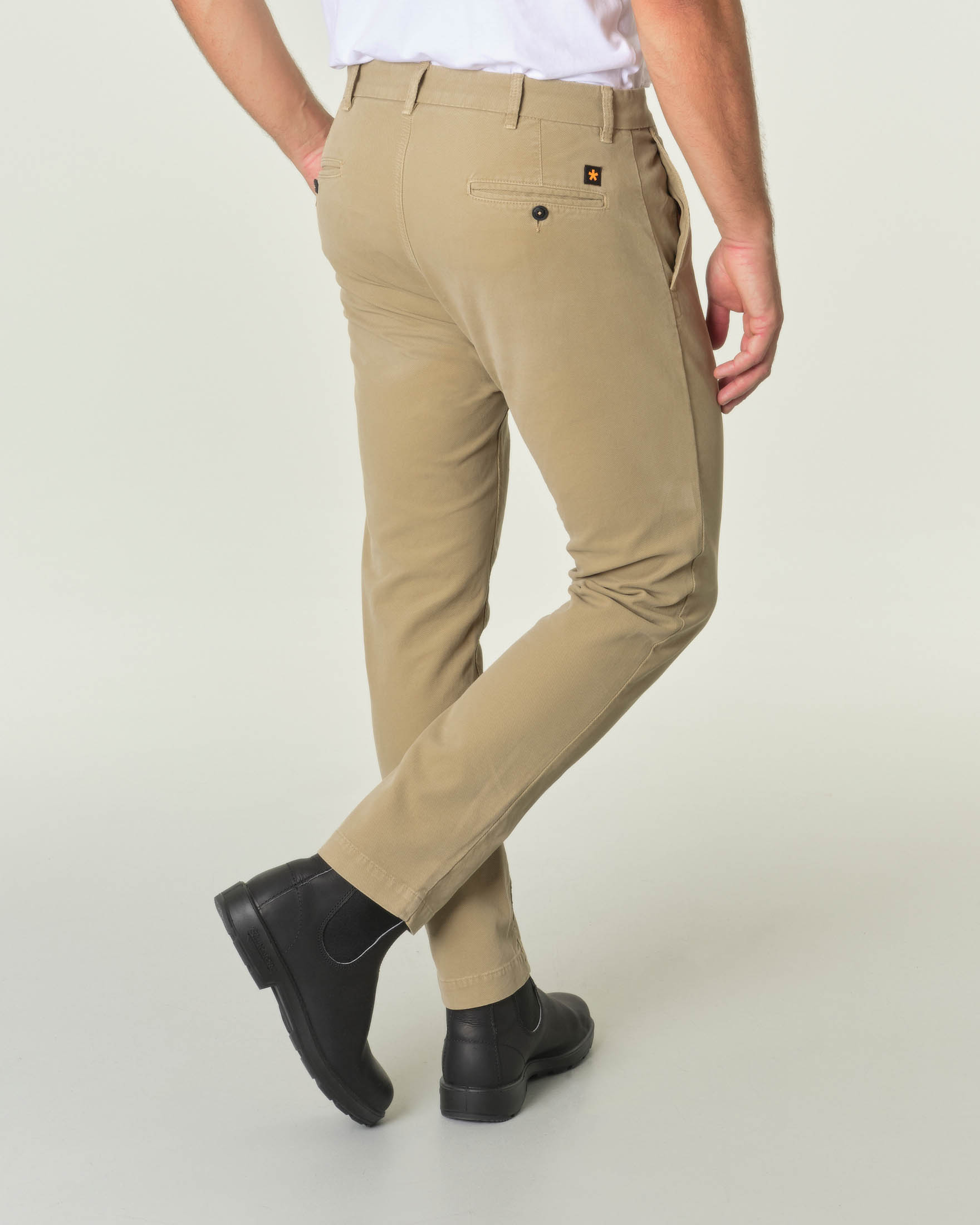 Pantalone chino beige in tessuto diagonale di cotone stretch