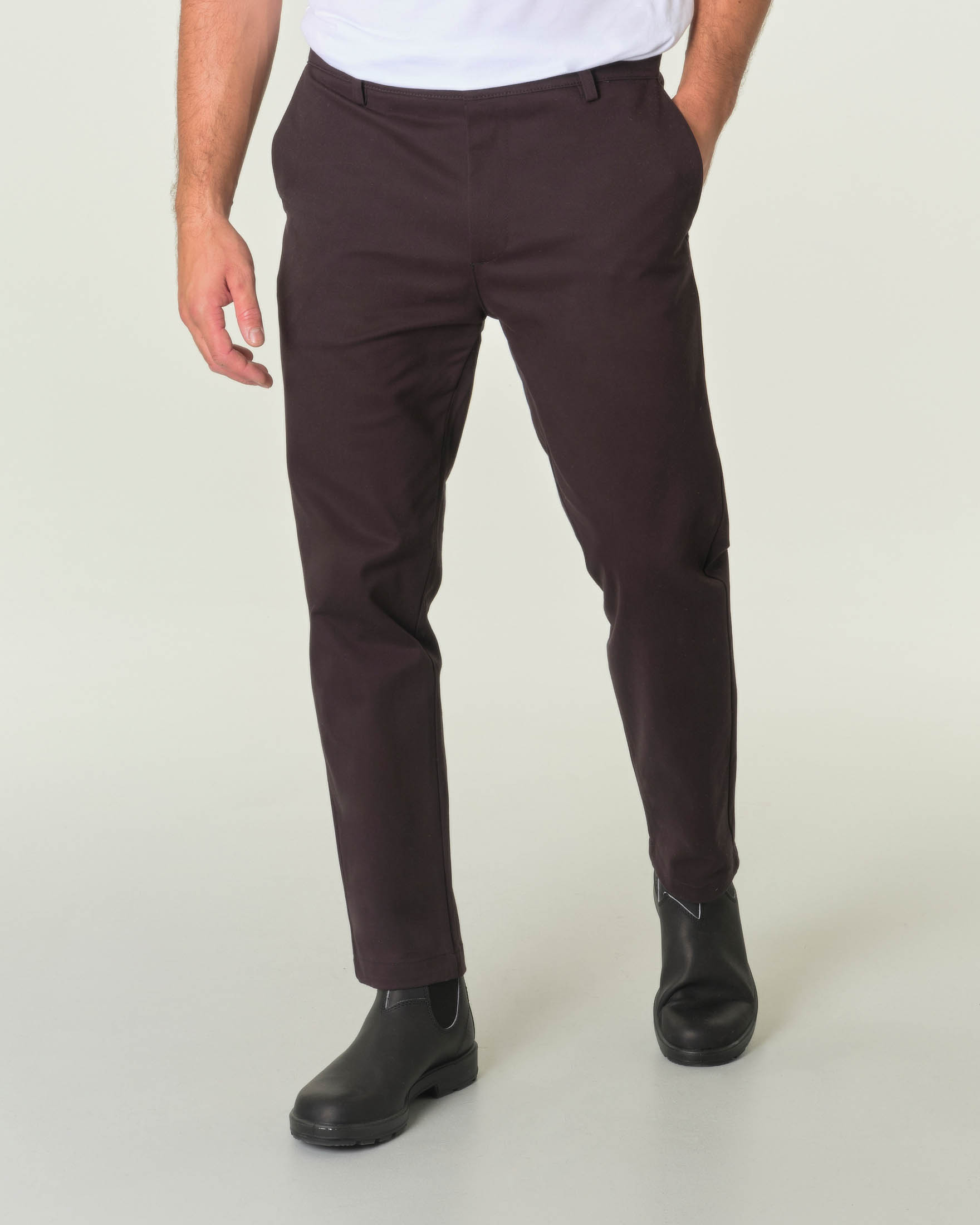 Pantalone nero in gabardina di cotone stretch con tasconi con patta sul retro