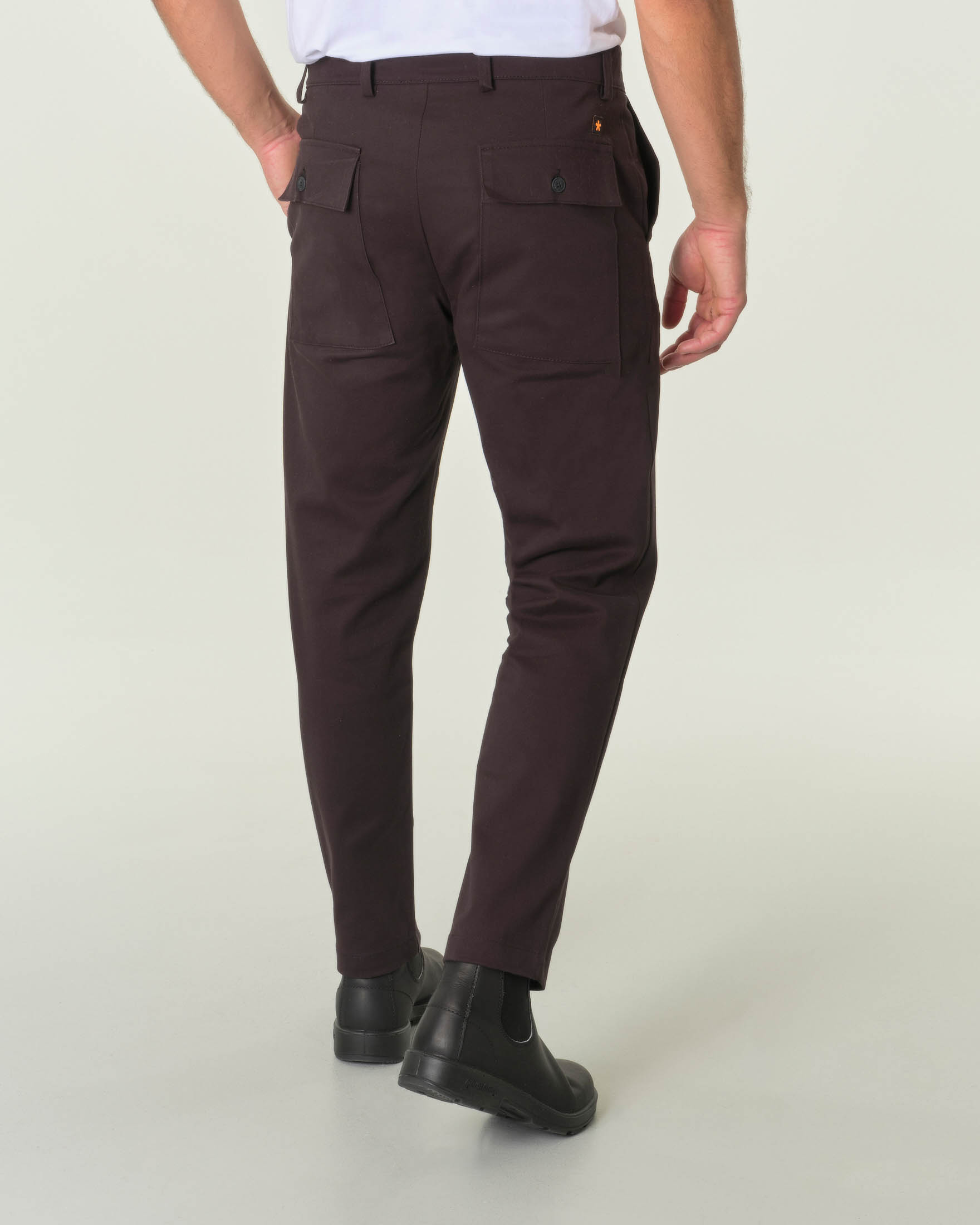 Pantalone nero in gabardina di cotone stretch con tasconi con patta sul retro