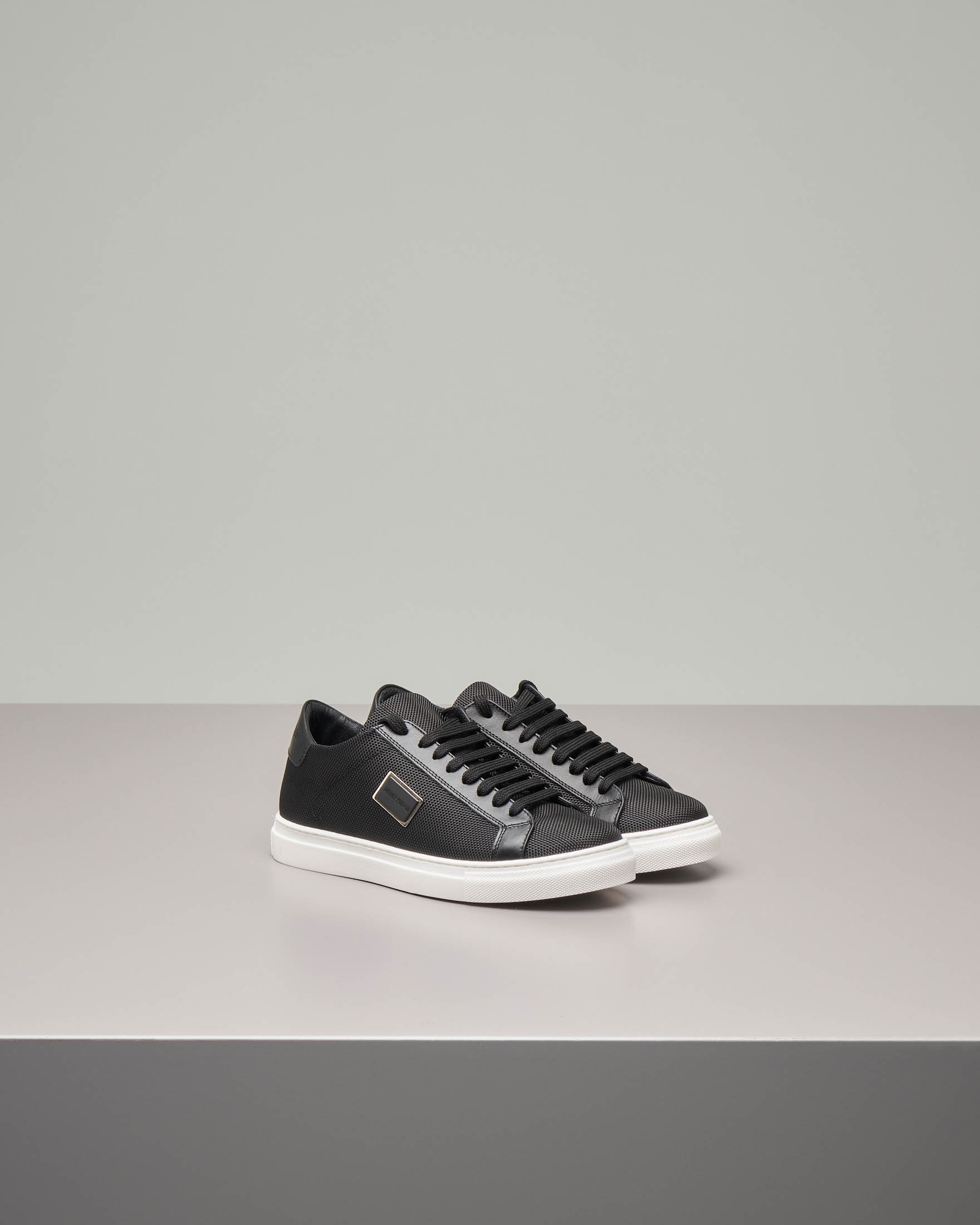 Sneakers nera in tessuto con placchetta logata 37-38