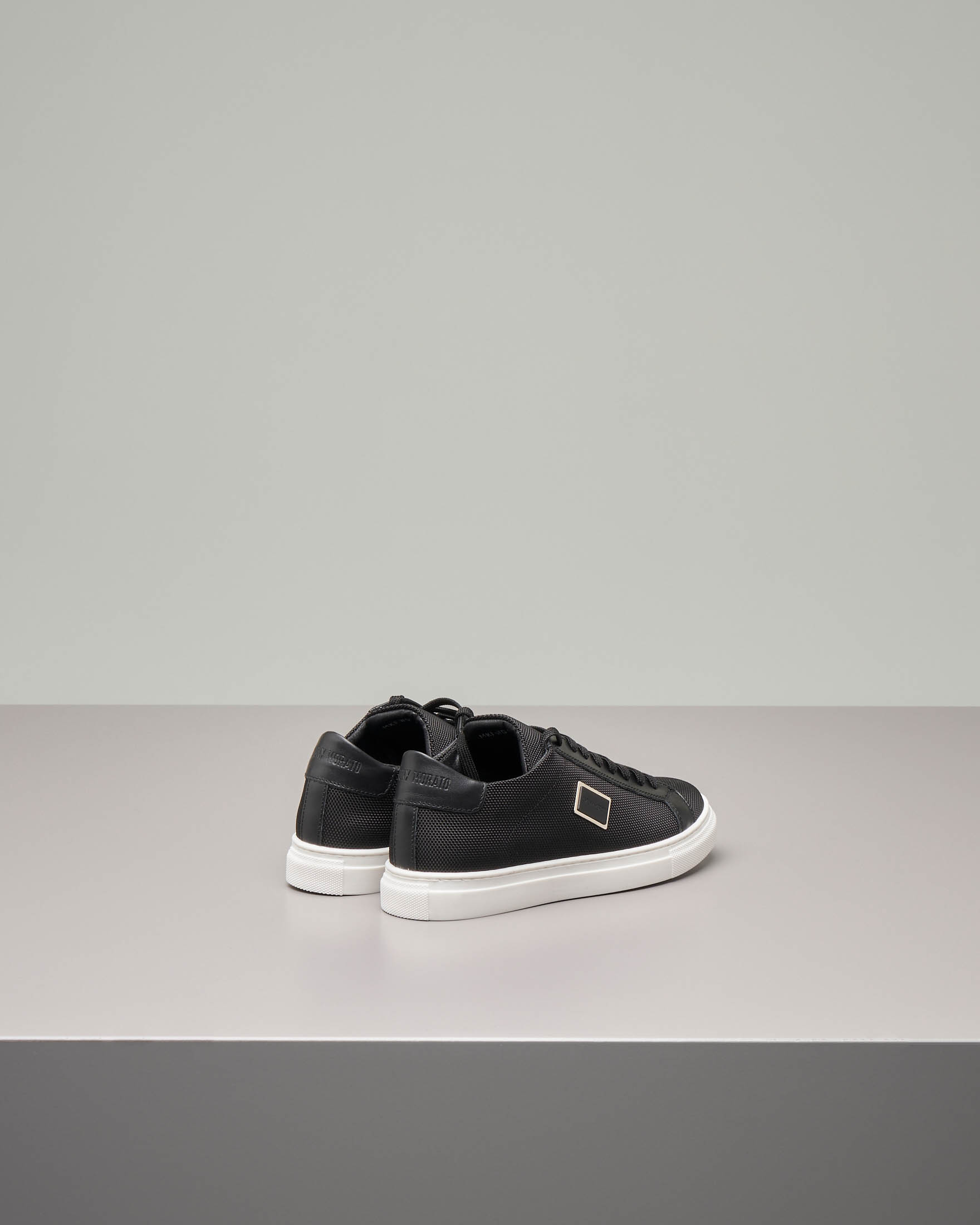 Sneakers nera in tessuto con placchetta logata 37-38