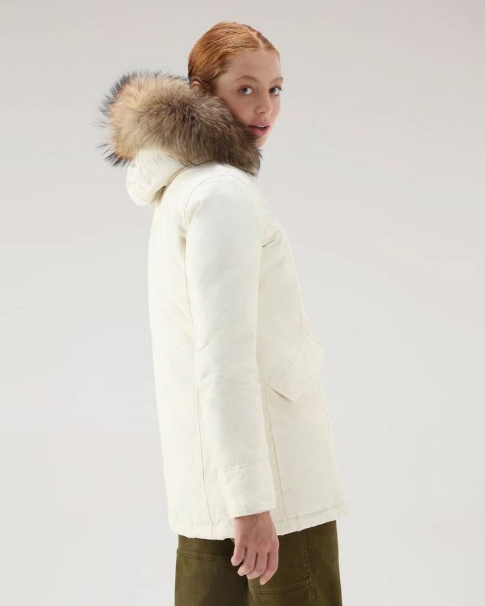 Arctic Parka slim fit color avorio imbottito in piuma naturale con bordatura in pelliccia