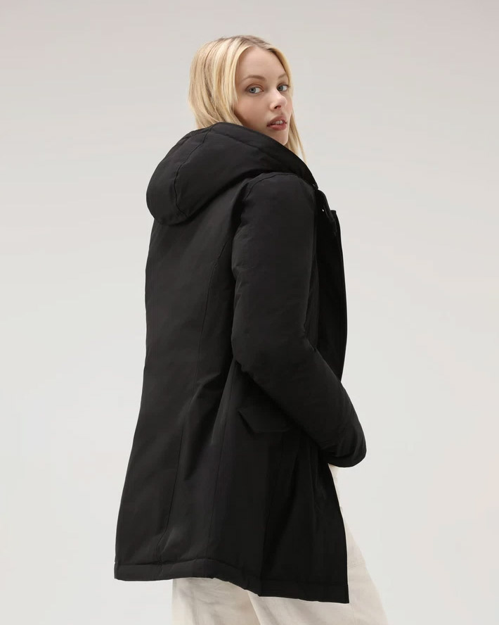 Luxury Arctic Parka nero imbottito in piuma naturale e cappuccio con profilo in pelliccia removibile