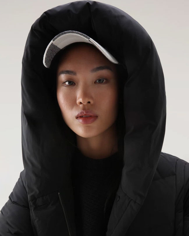 Piumino nero in tessuto idrorepellente trapuntato con cappuccio