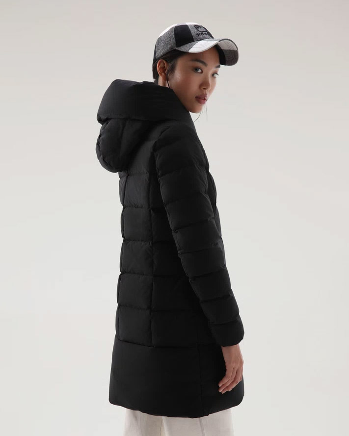 Piumino nero in tessuto idrorepellente trapuntato con cappuccio avvolgente