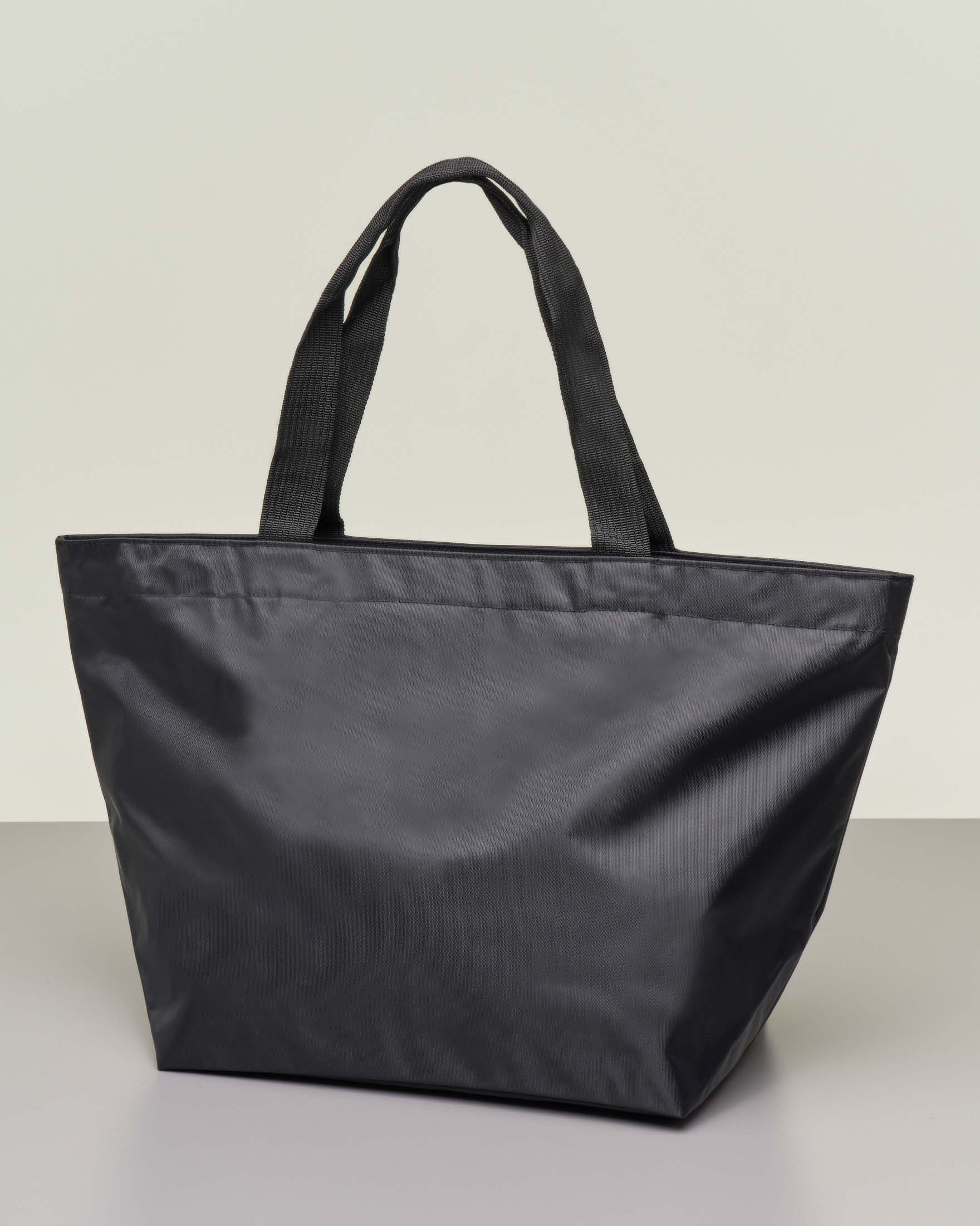 Shopping bag nera in nylon con patch logo cucito sul davanti