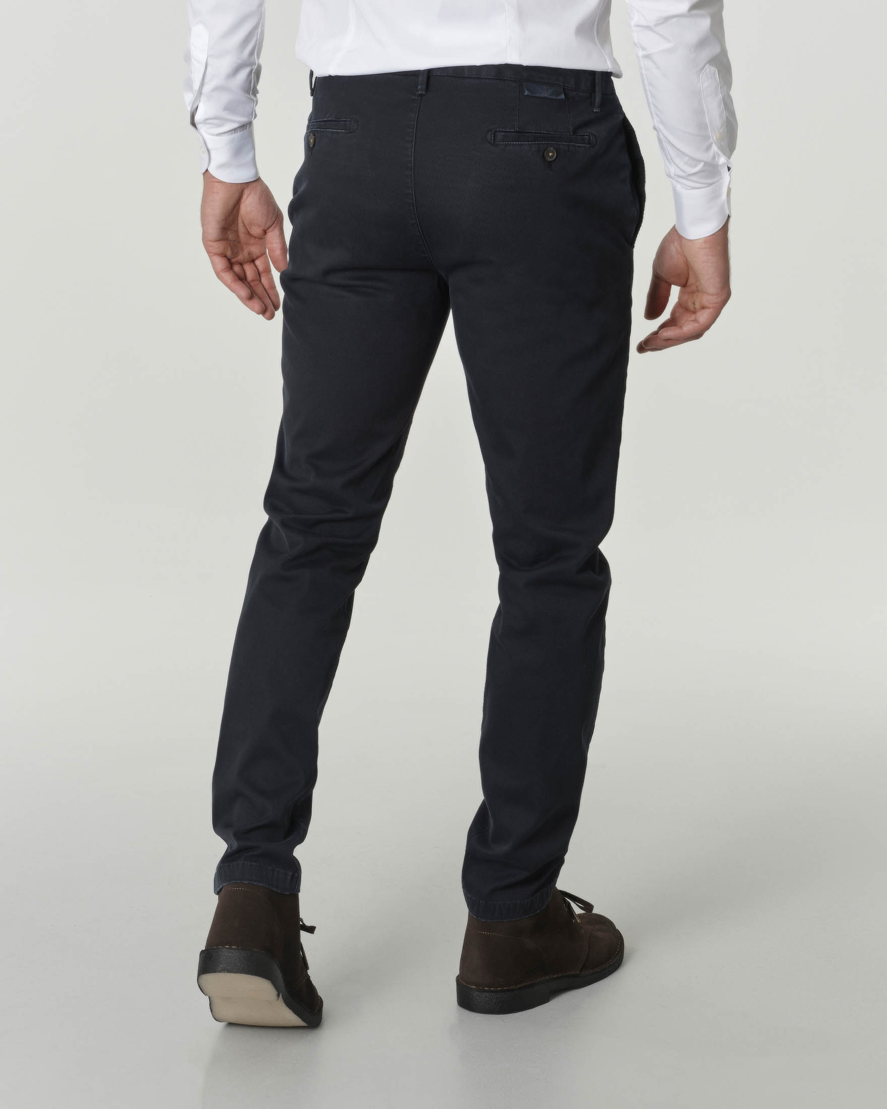 Pantalone chino blu carrot fit in tessuto diagonale di cotone stretch