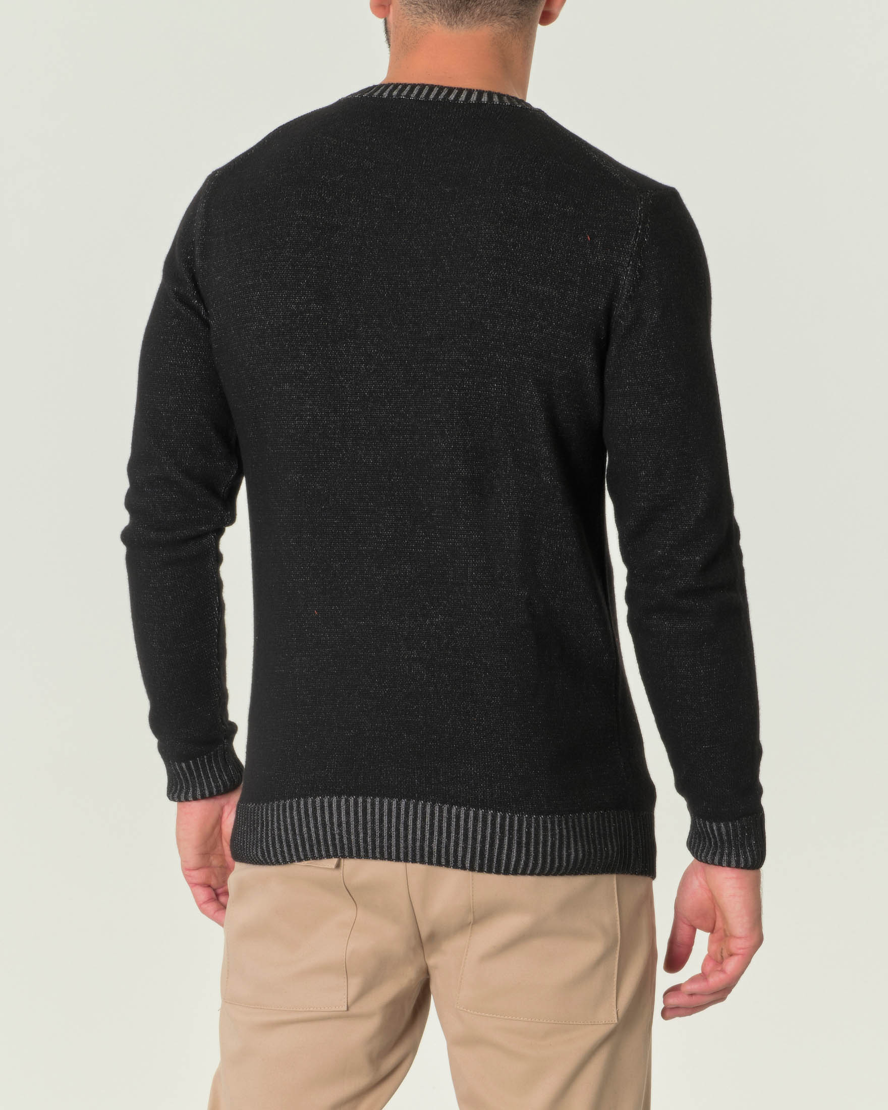 Maglia nera girocollo in misto lana e cachemire