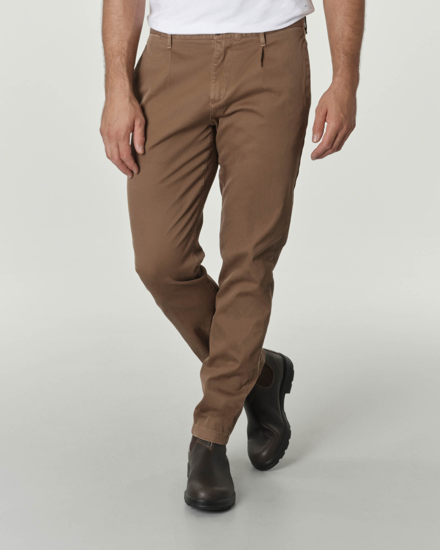 Pantalone chino nocciola carrot fit in tessuto diagonale di cotone stretch