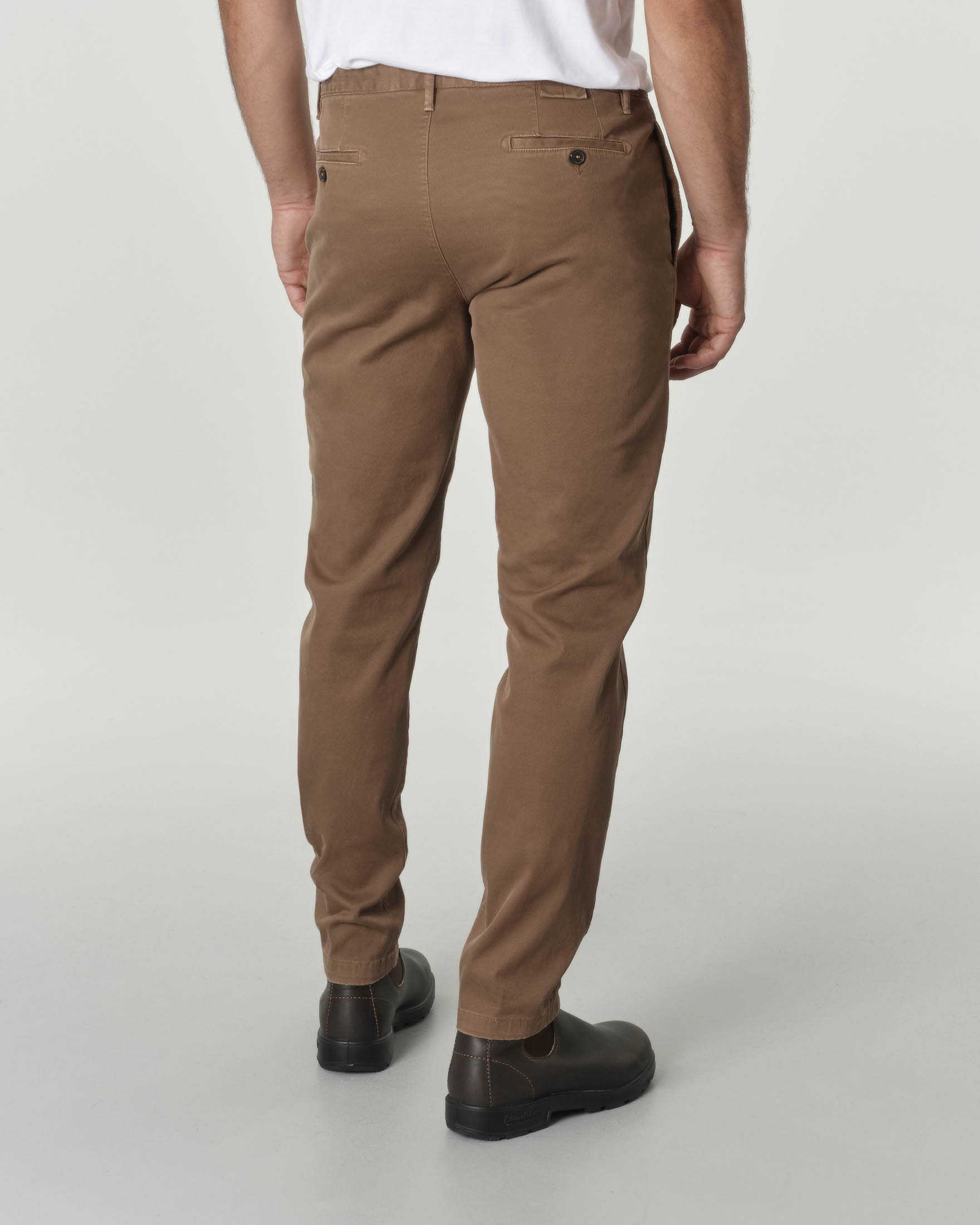 Pantalone chino nocciola carrot fit in tessuto diagonale di cotone stretch