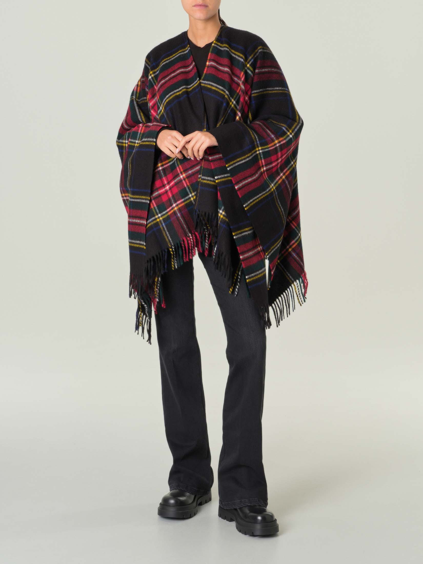 Mantella nera in lana d'agnello a fantasia scozzese black stewart con frange al fondo