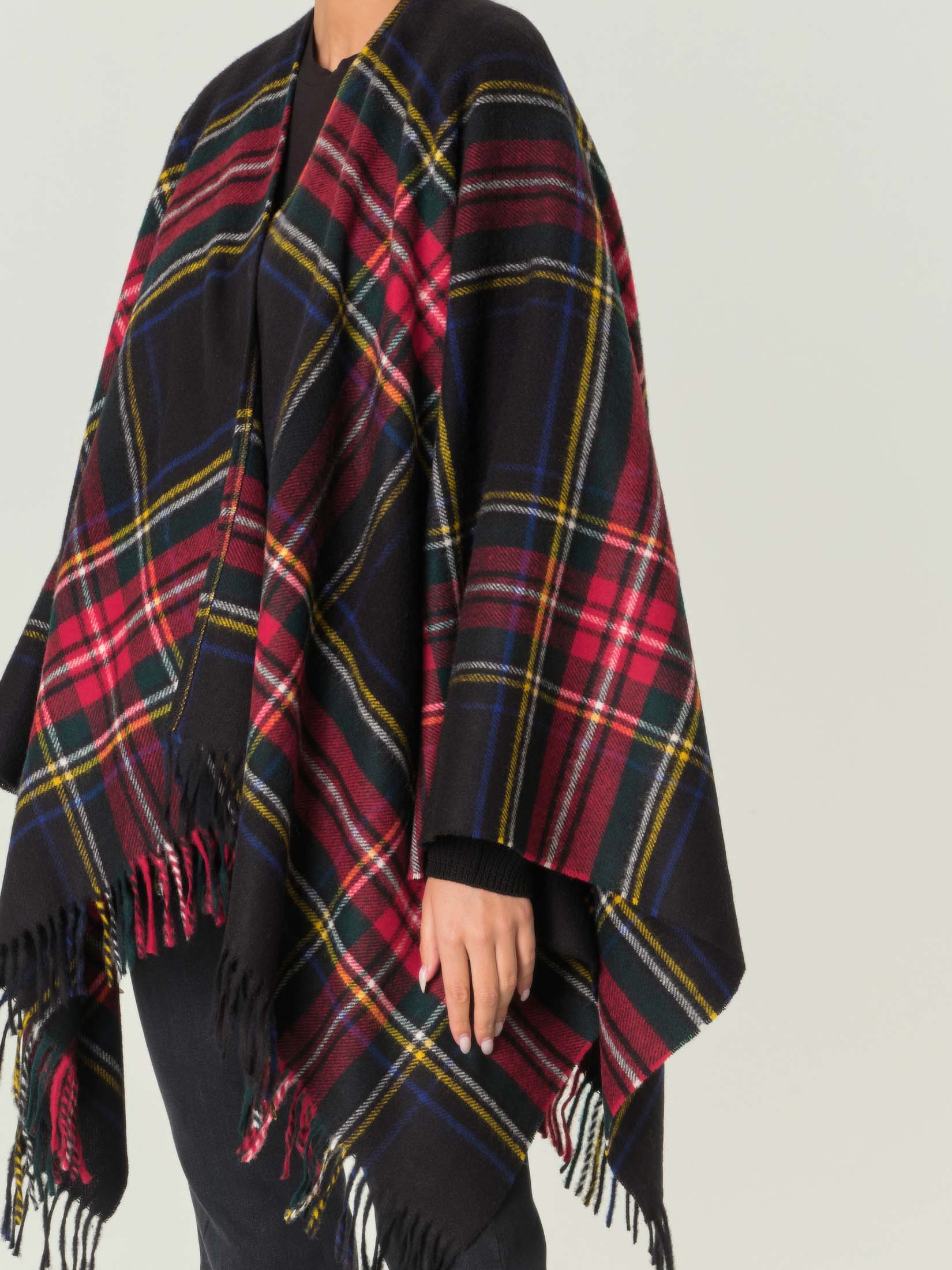 Mantella nera in lana d'agnello a fantasia scozzese black stewart con frange al fondo image