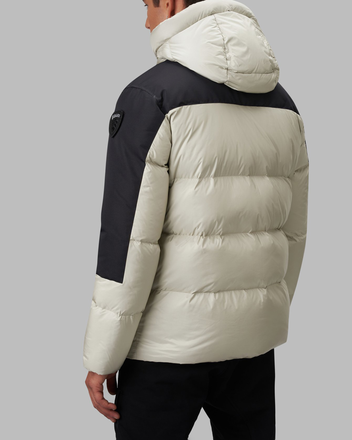 Piumino bianco con cappuccio e inserti neri in teslan sulle maniche image