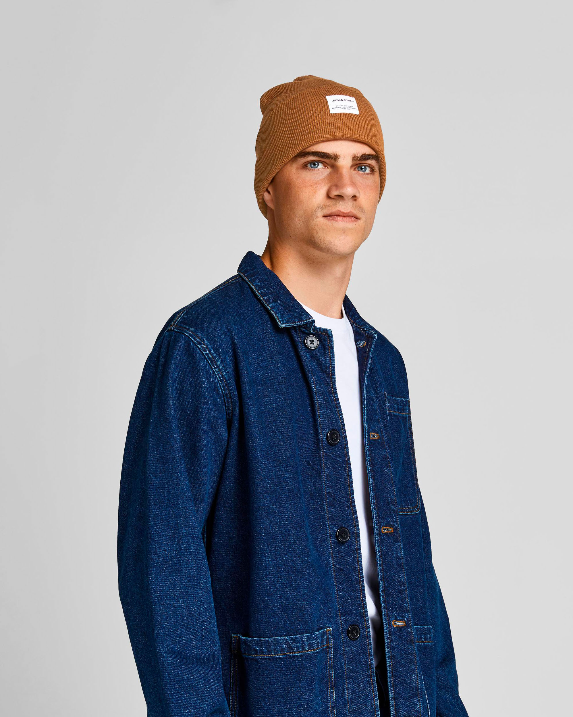 Berretto cammello in maglia con risvolto e patch porta logo ricamato image