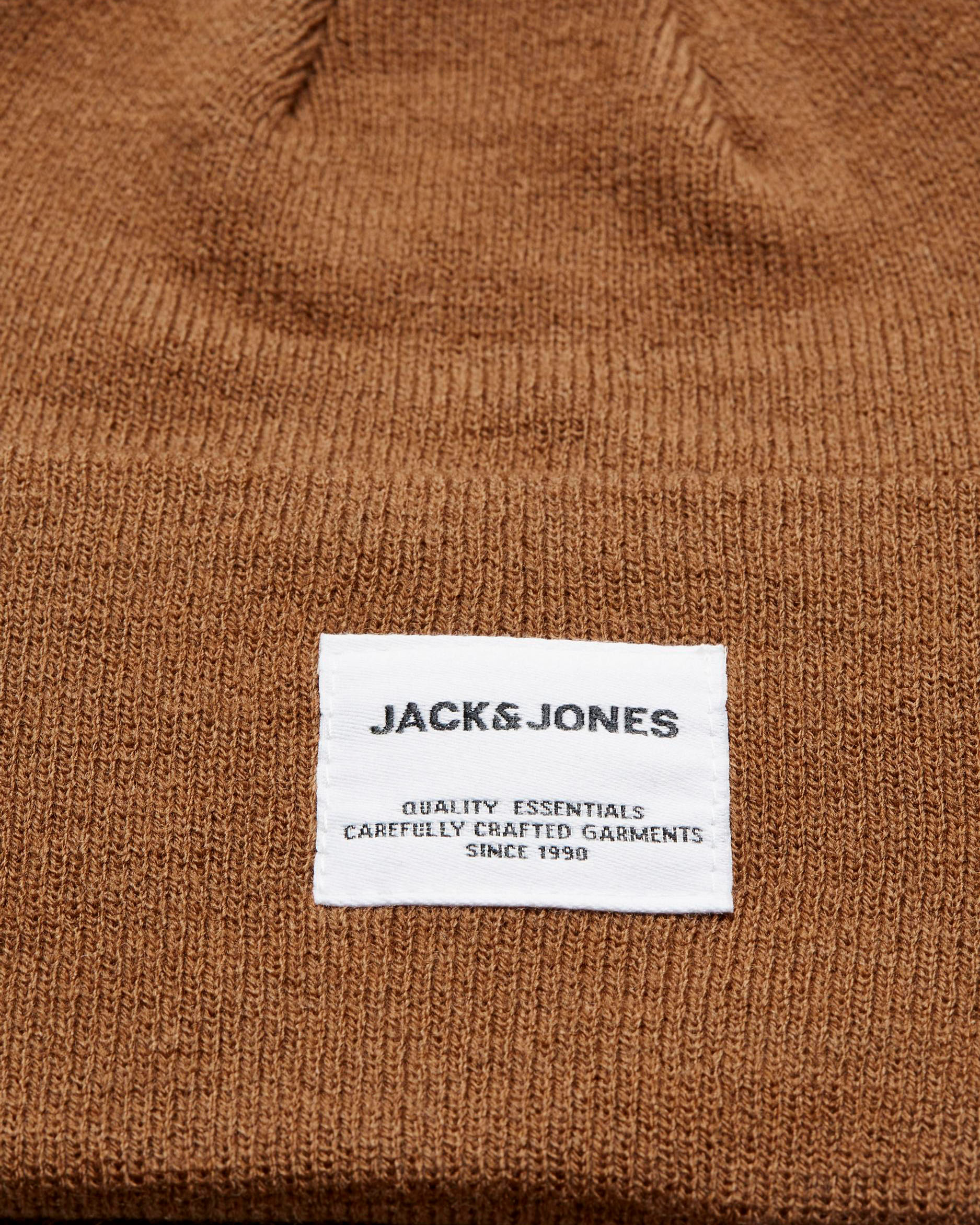Berretto cammello in maglia con risvolto e patch porta logo ricamato