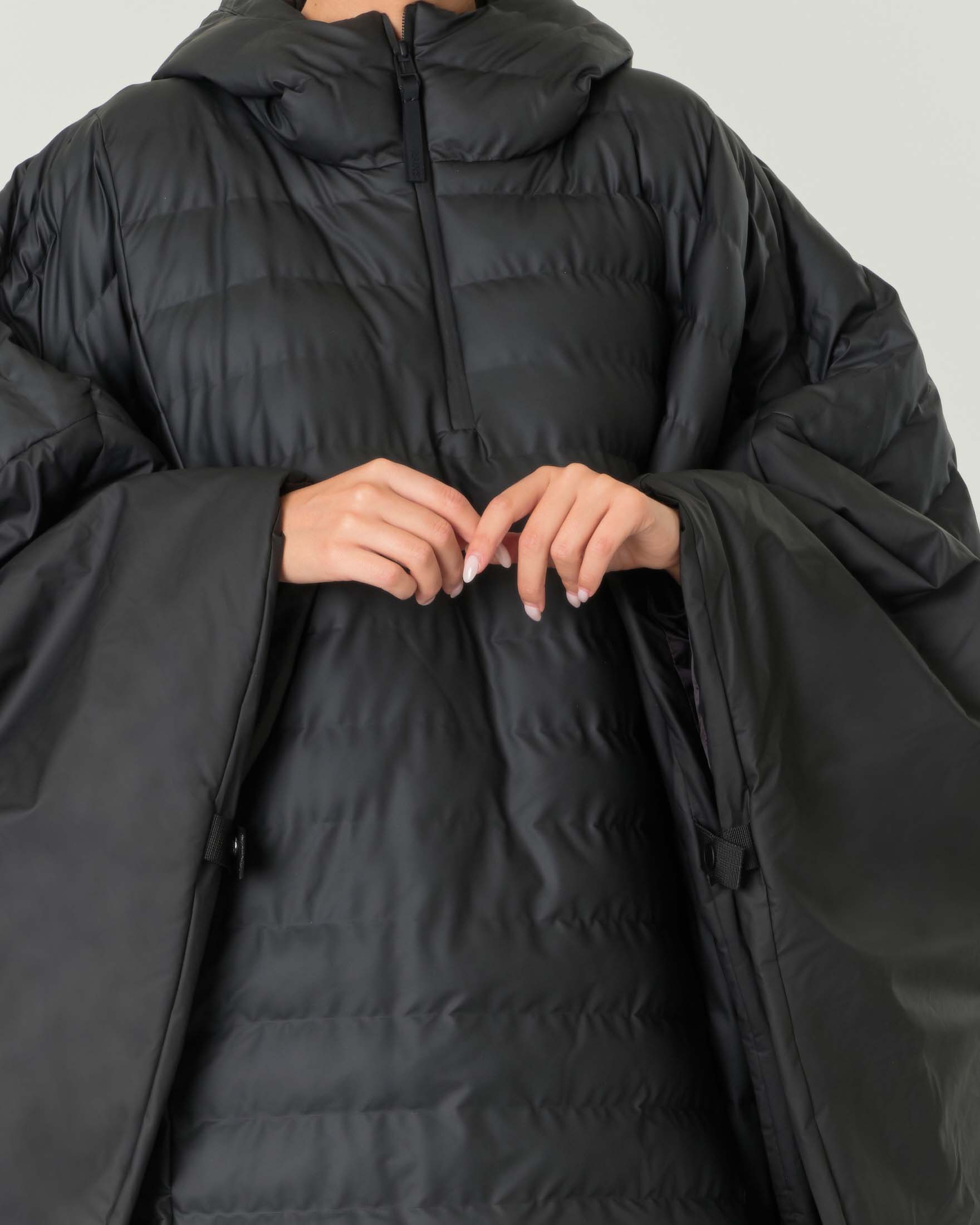 Mantella lunga modello Trekker nera a motivo trapuntato orizzontale con cappuccio