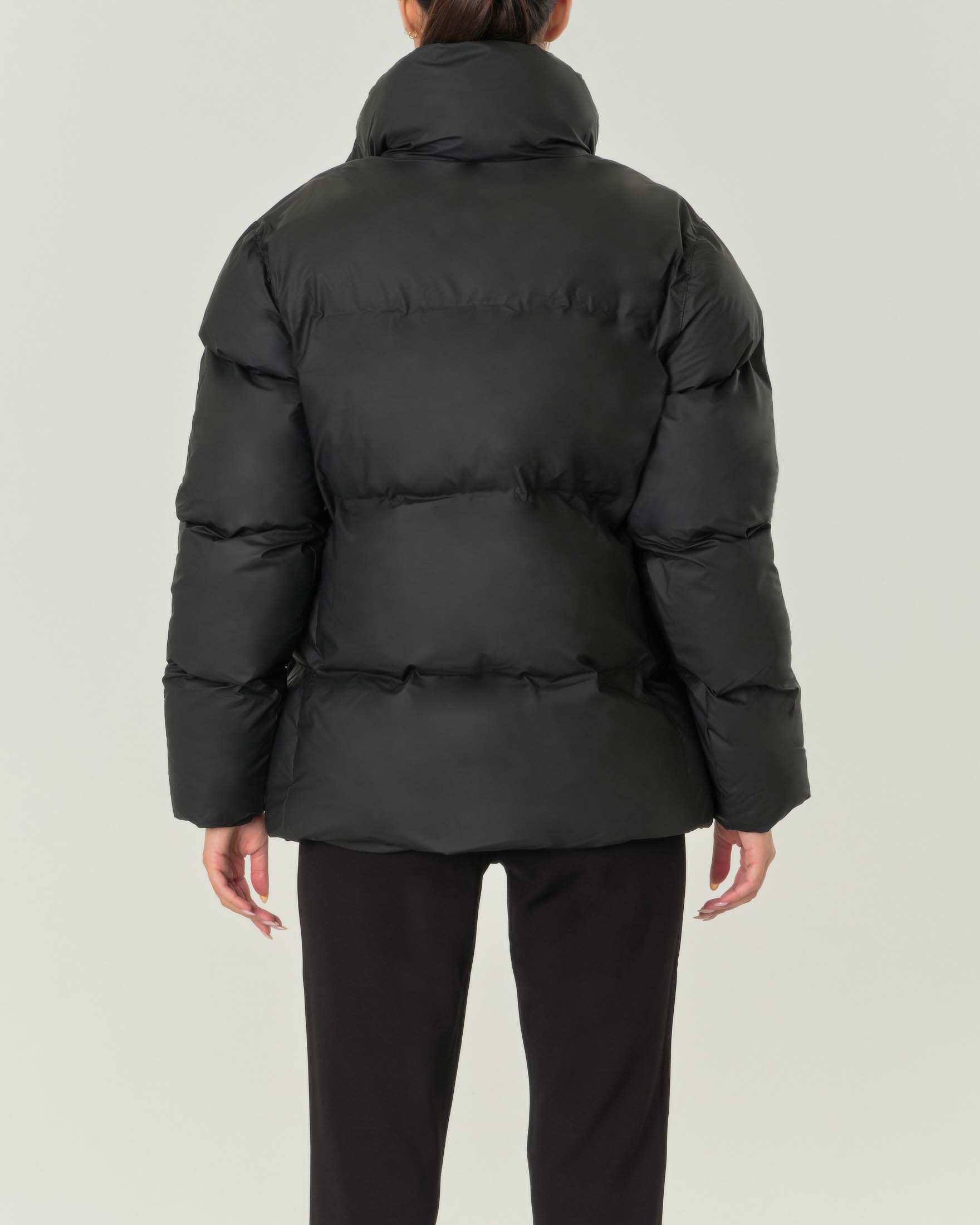 Boxy Puffer Jacket nero realizzato in un PU traspirante impermeabile con colletto alto