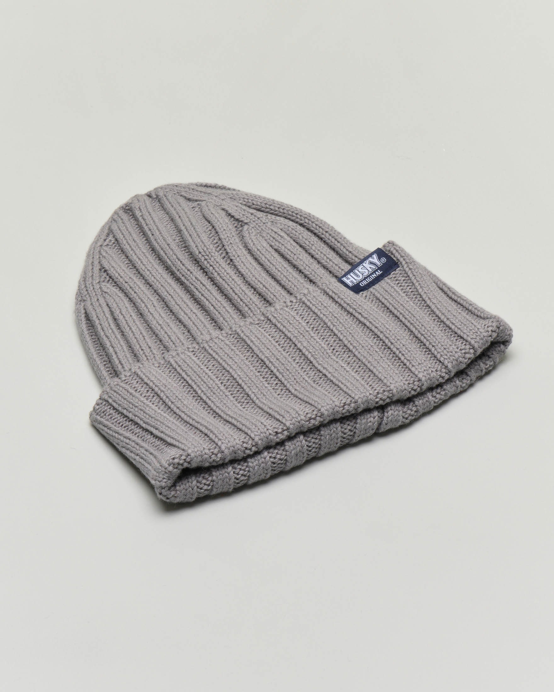 Berretto grigio in cotone e lana a coste larga con risvolto e etichetta logo cucita a lato