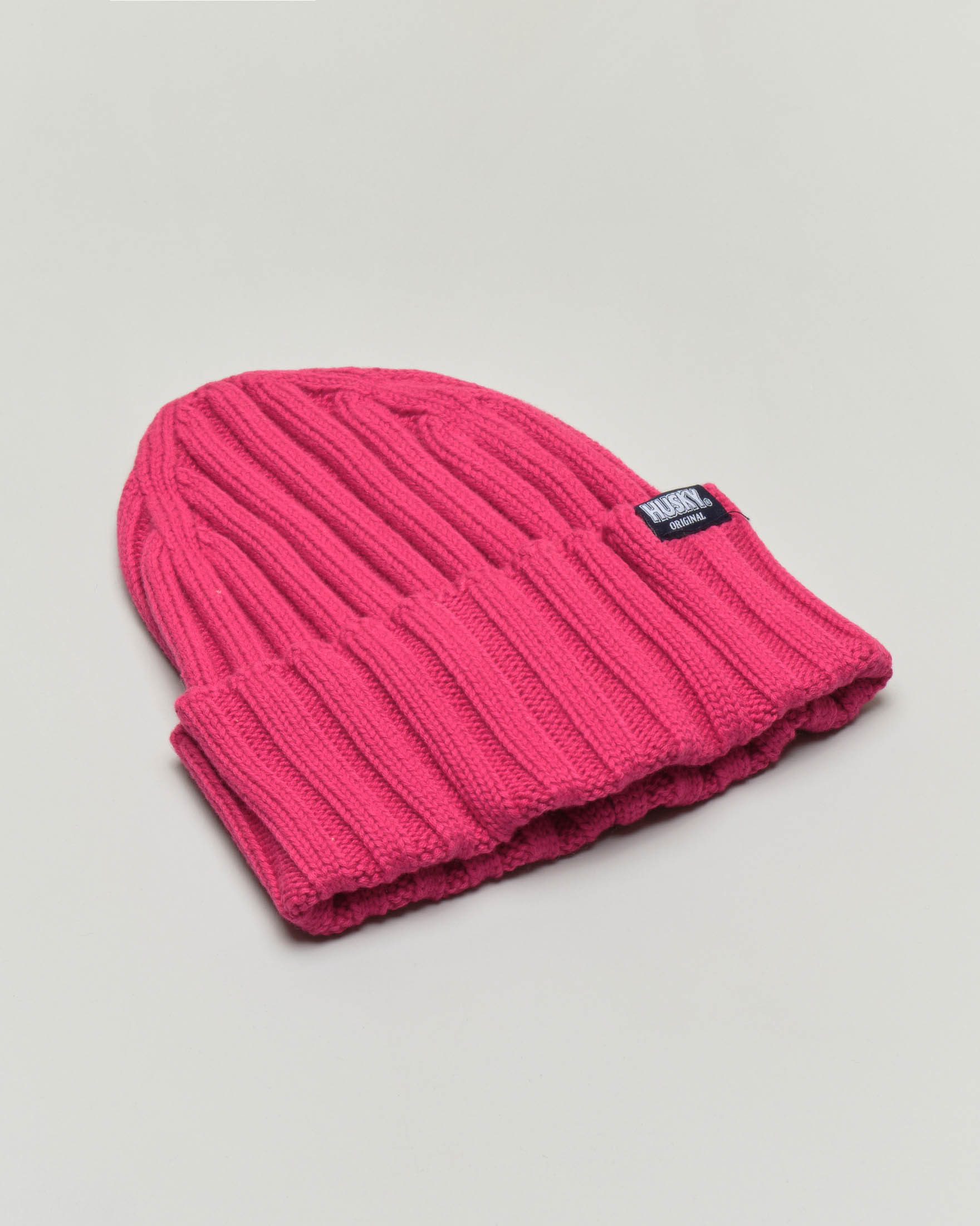 Berretto rosa fragola in cotone e lana a coste larga con risvolto e etichetta logo cucita a lato