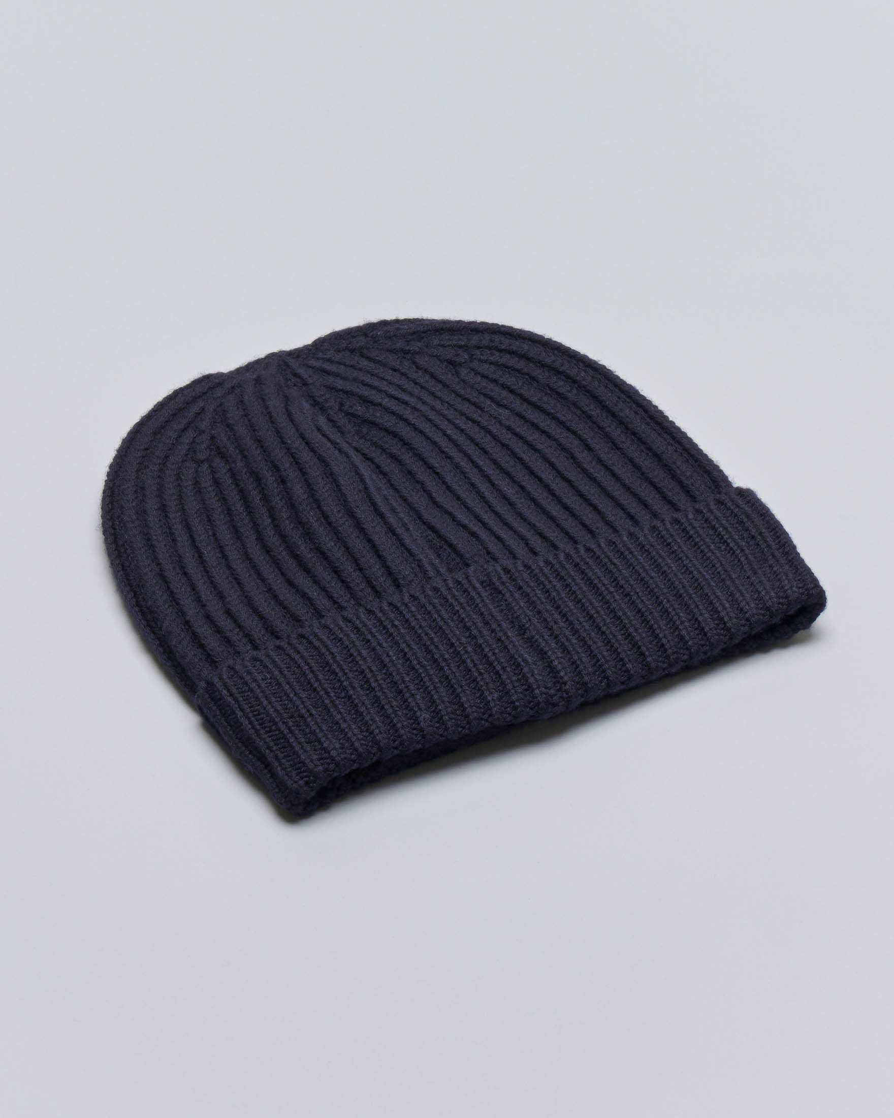 Berretto Emporio Armani blu in pura lana con risvolto e logo patch piccolo 