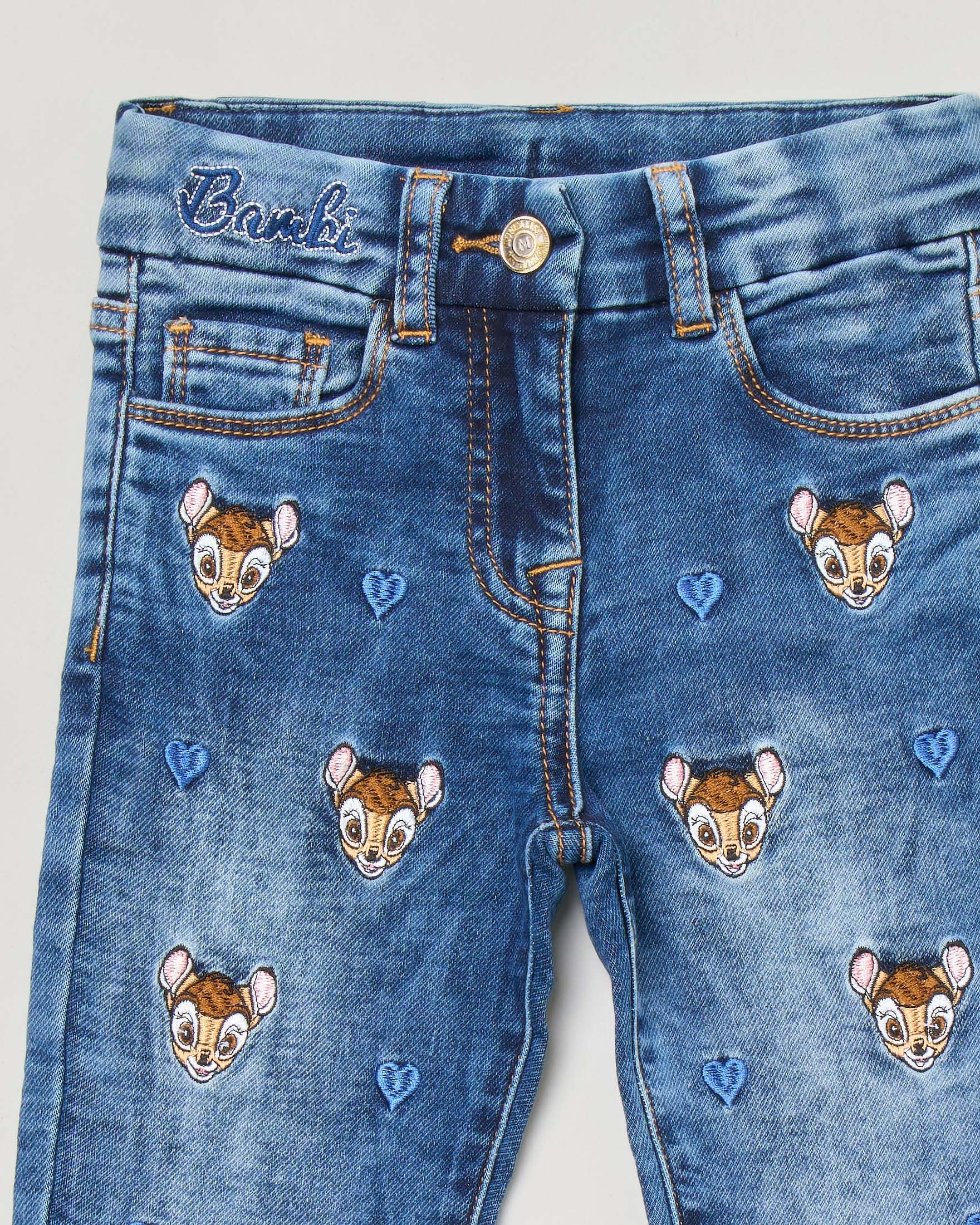 Jeans in denim di cotone stretch stone washed con patch cuori e bambi  ricamati 2-8