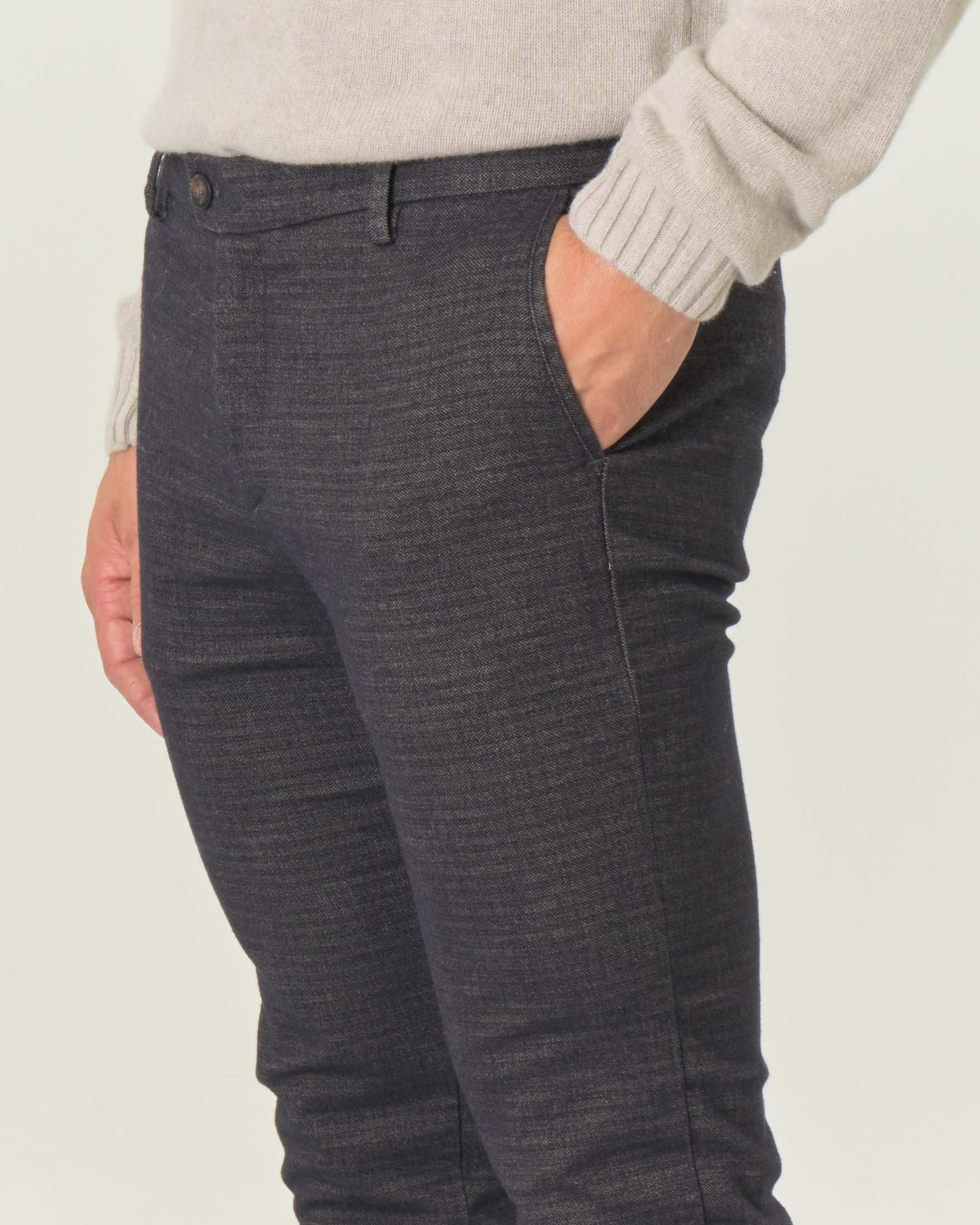 Pantaloni chino a quadretti marroni e bordeaux in tessuto di misto cotone stretch