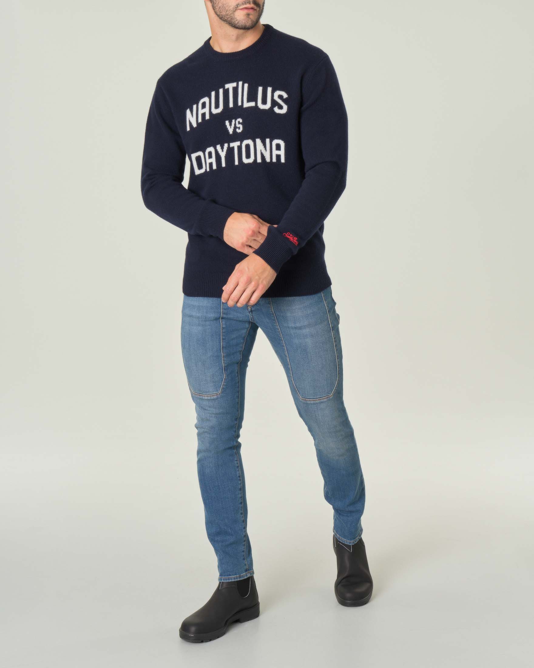 Maglione blu girocollo in misto lana e cachemire con scritta jacquard