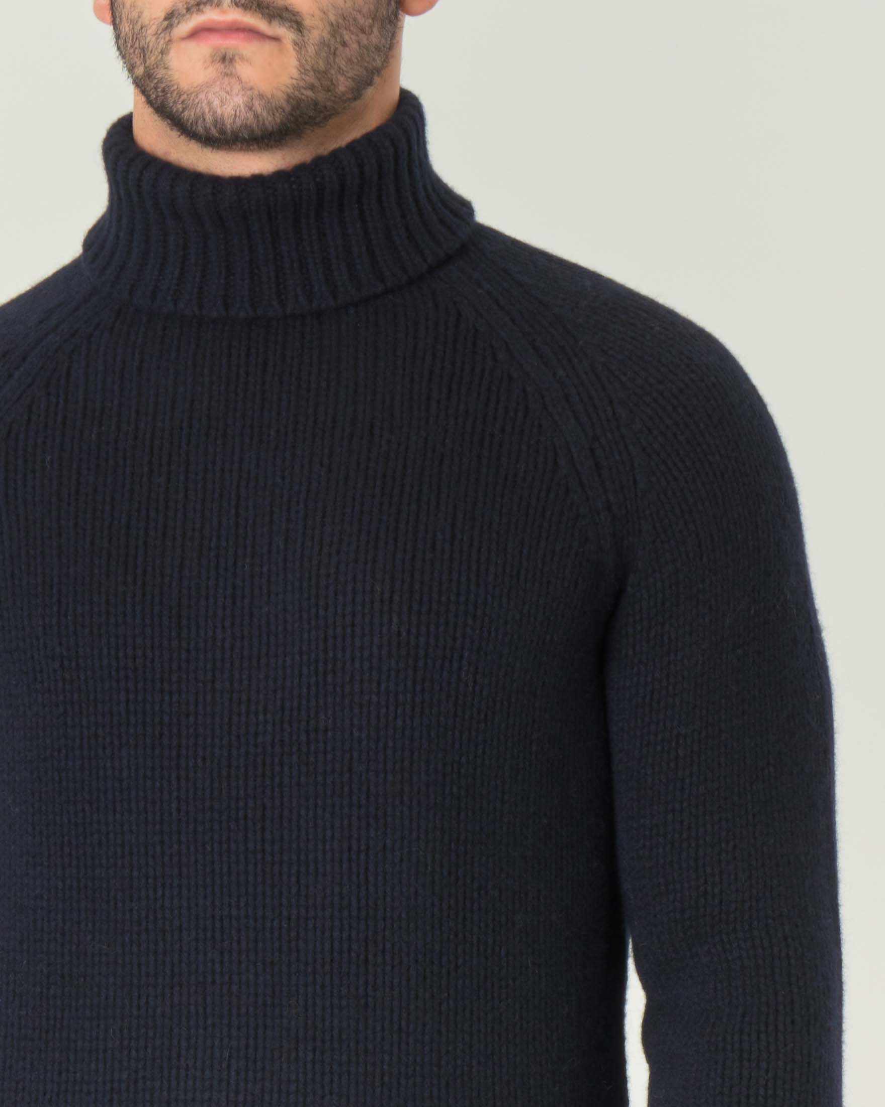 Dolcevita blu in lana con manica raglan image