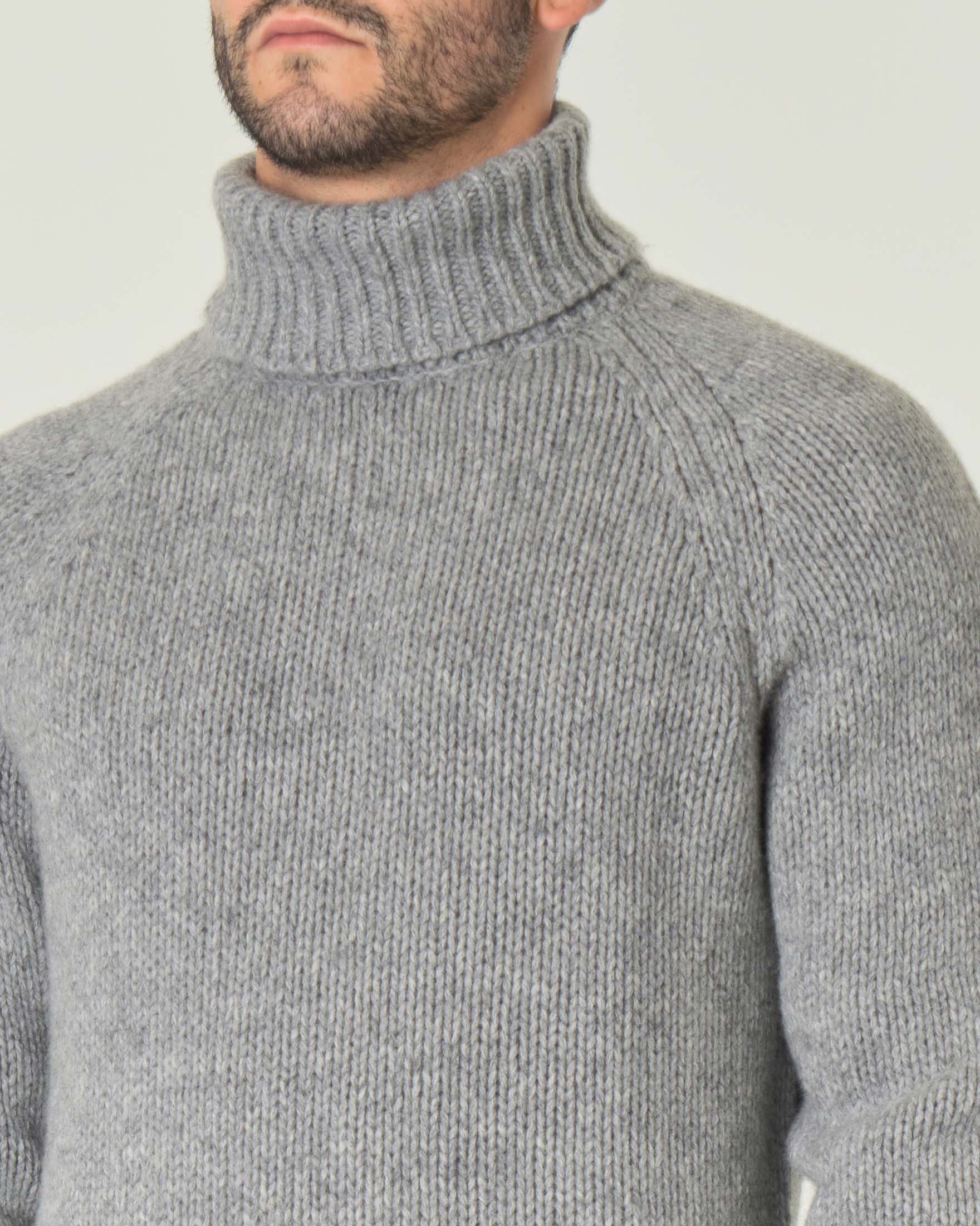 Dolcevita grigio in lana con manica raglan image