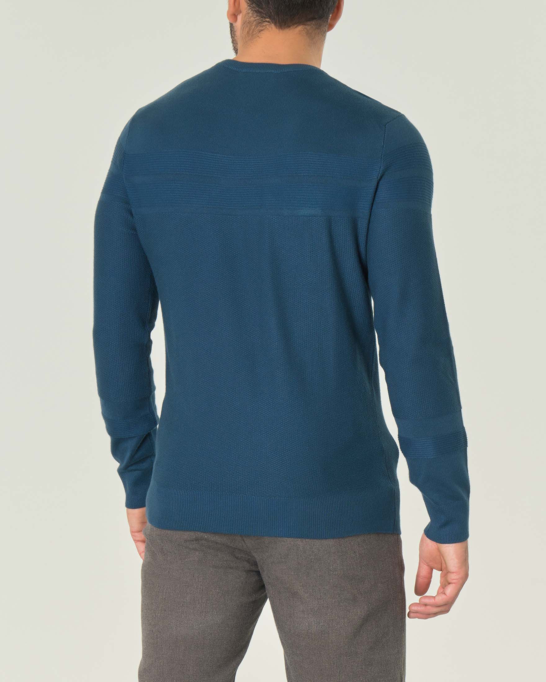 Maglia blu avio girocollo con intarsio a righe sul petto