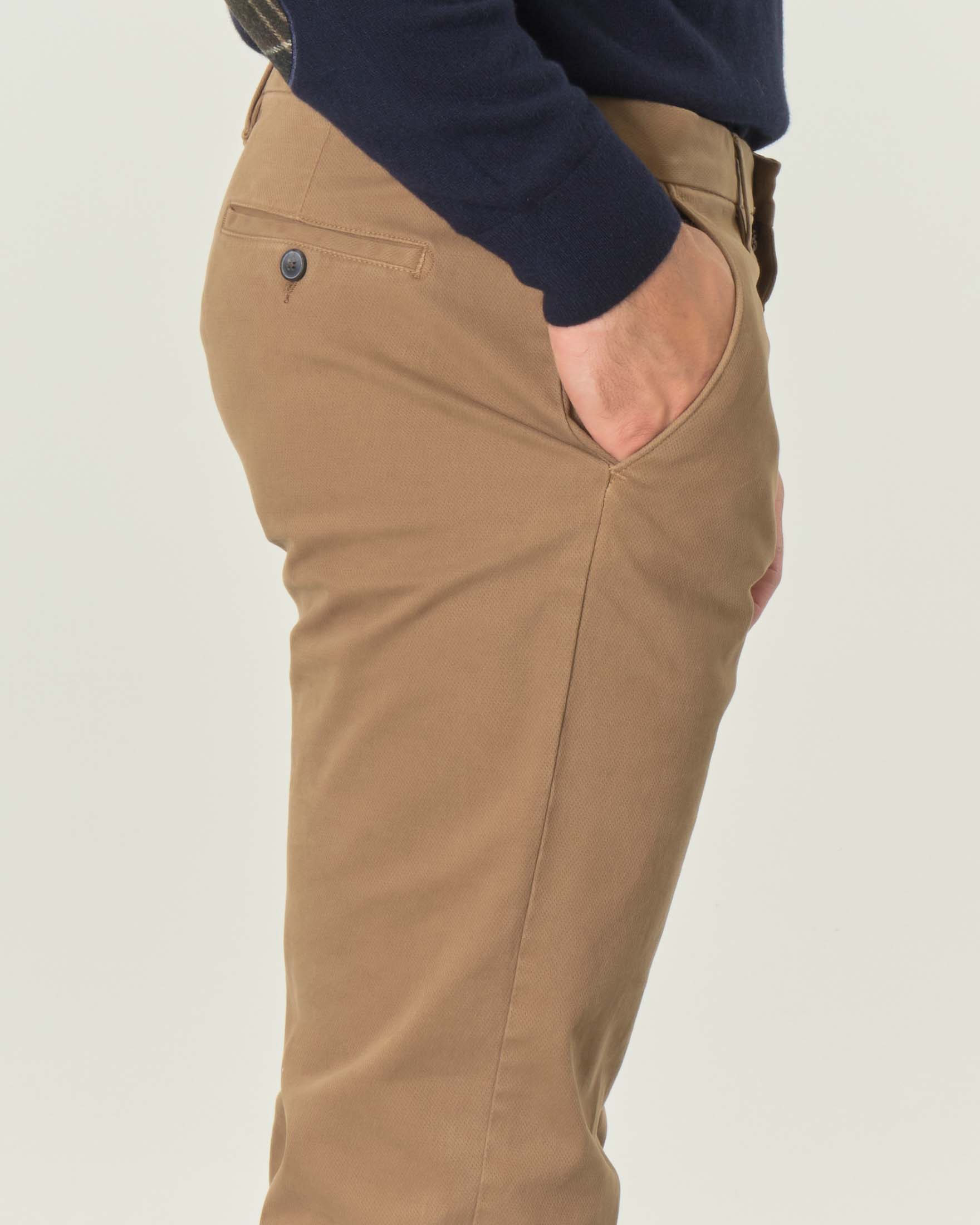 Pantalone chino cammello in cotone stretch micro armatura image
