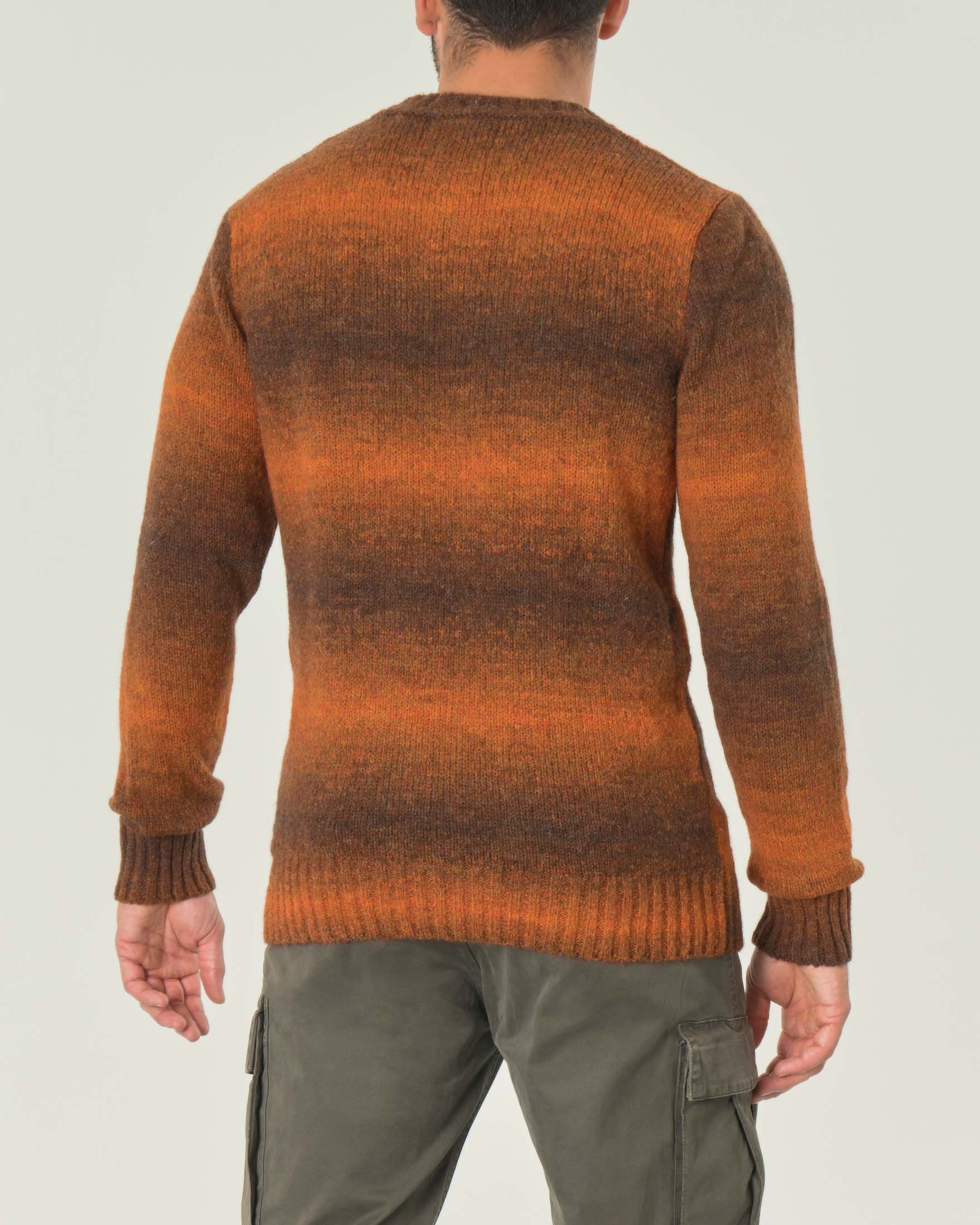 Maglione arancio e marrone sfumato in misto lana con lavorazione a