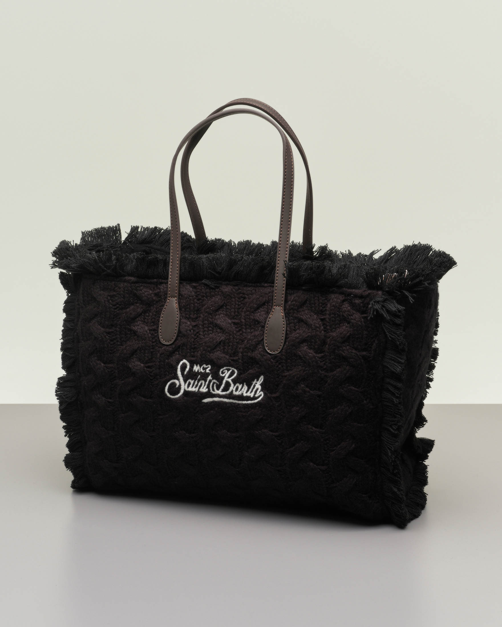 Shopping bag nera in tessuto effetto lana a trecce con frange lungo i