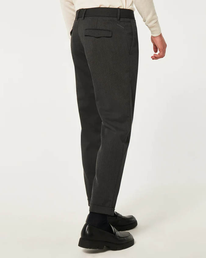 Pantaloni chino carrot fit color antracite in tessuto diagonale di misto lana stretch