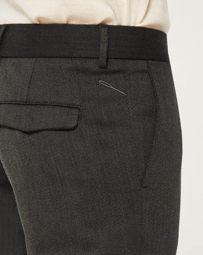 Pantaloni chino carrot fit color antracite in tessuto diagonale di misto lana stretch