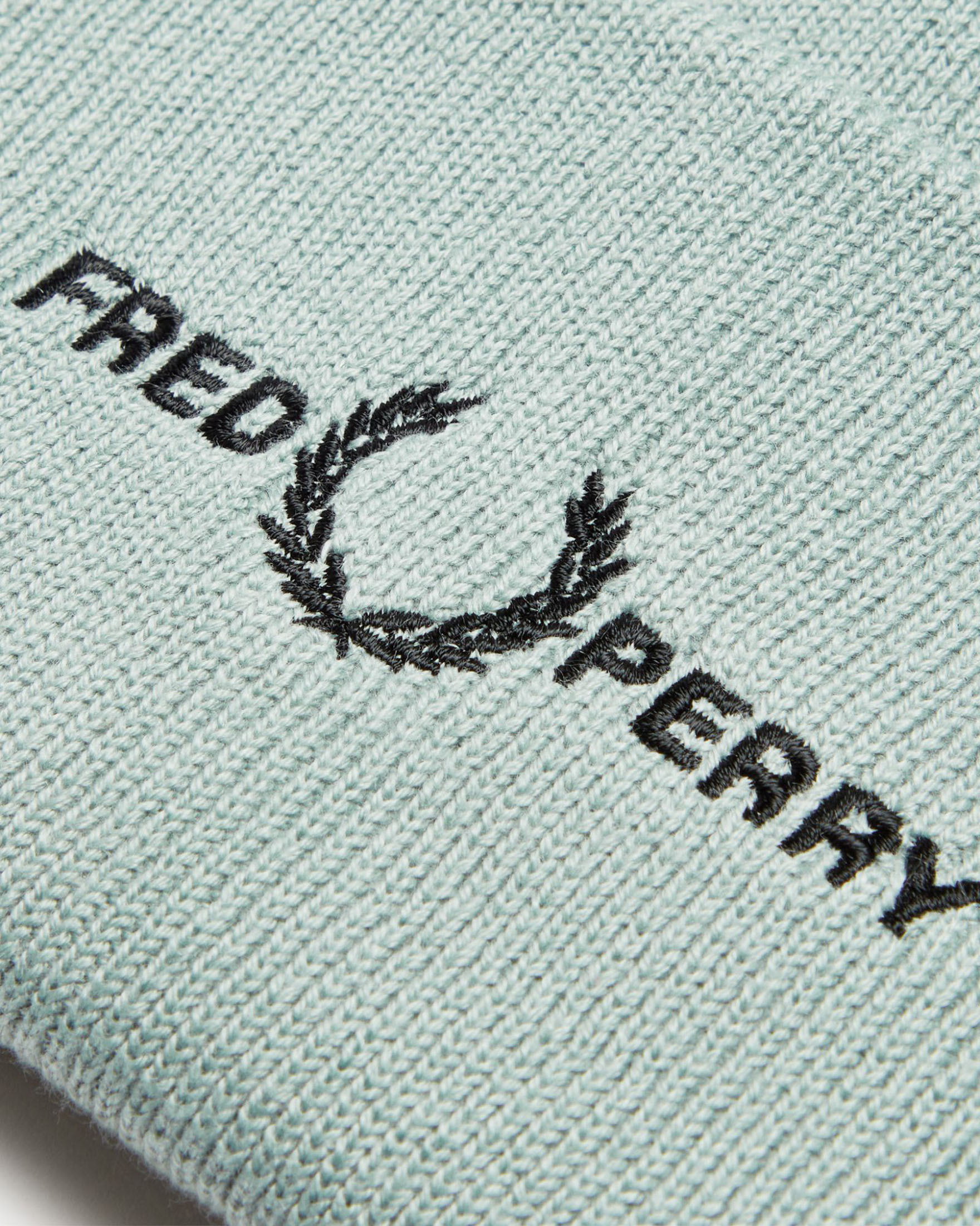 Berretto Fred Perry verde acqua in misto lana e cotone con risvolto e logo ricamato