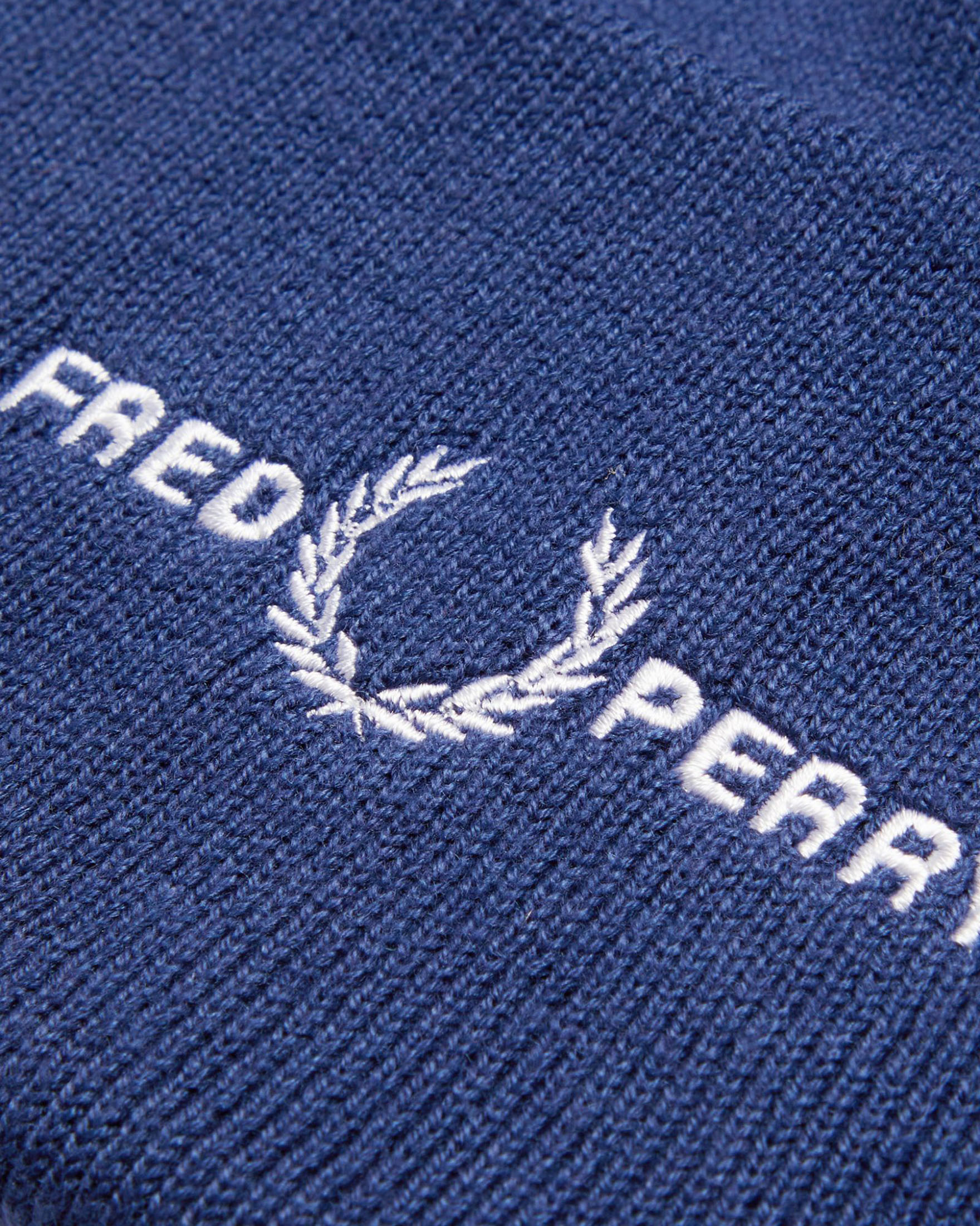 Berretto Fred Perry blu royal in misto lana e cotone con risvolto e logo ricamato