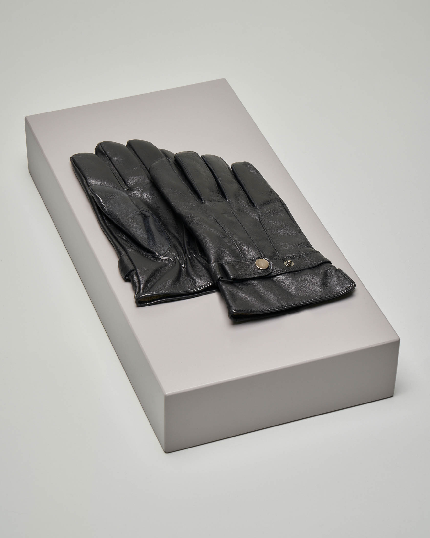 Guanti Pellizzari neri in pelle liscia con cinturino regolabile