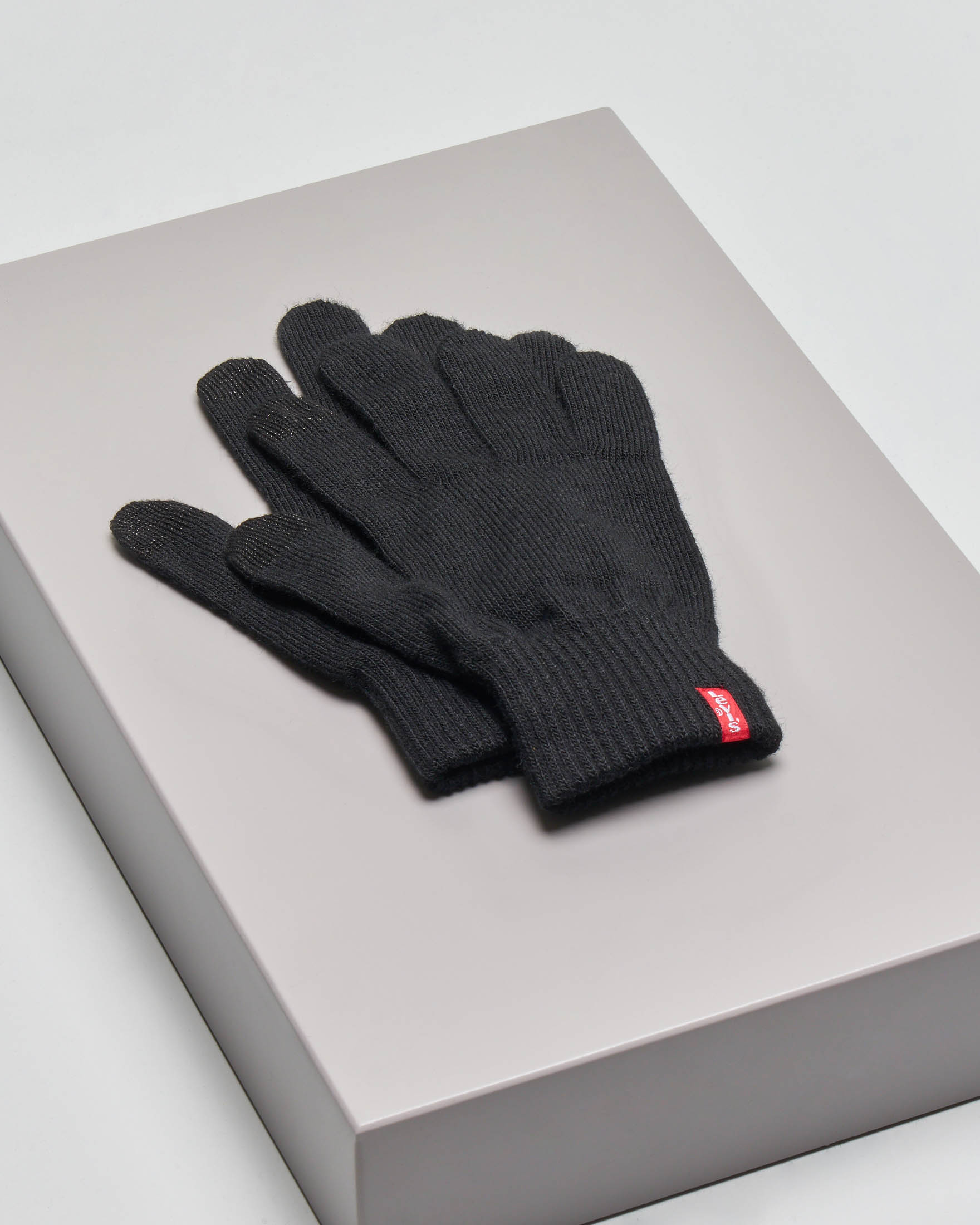 Guanti Levi's nero tinta unita con piccola etichetta rossa porta logo e sistema touch screen