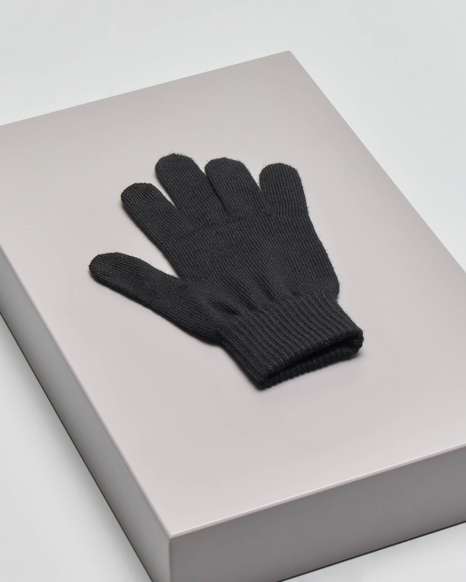 Guanti Levi's nero tinta unita con piccola etichetta rossa porta logo e sistema touch screen image