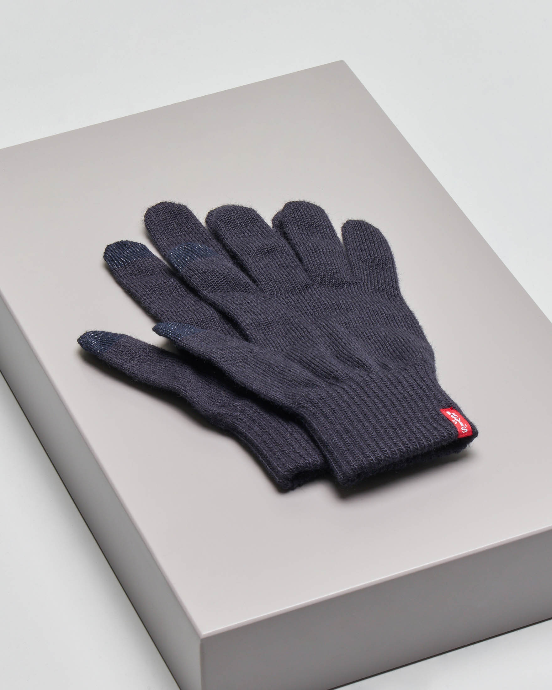 Guanti Levi's blu tinta unita con piccola etichetta rossa porta logo e sistema touch screen