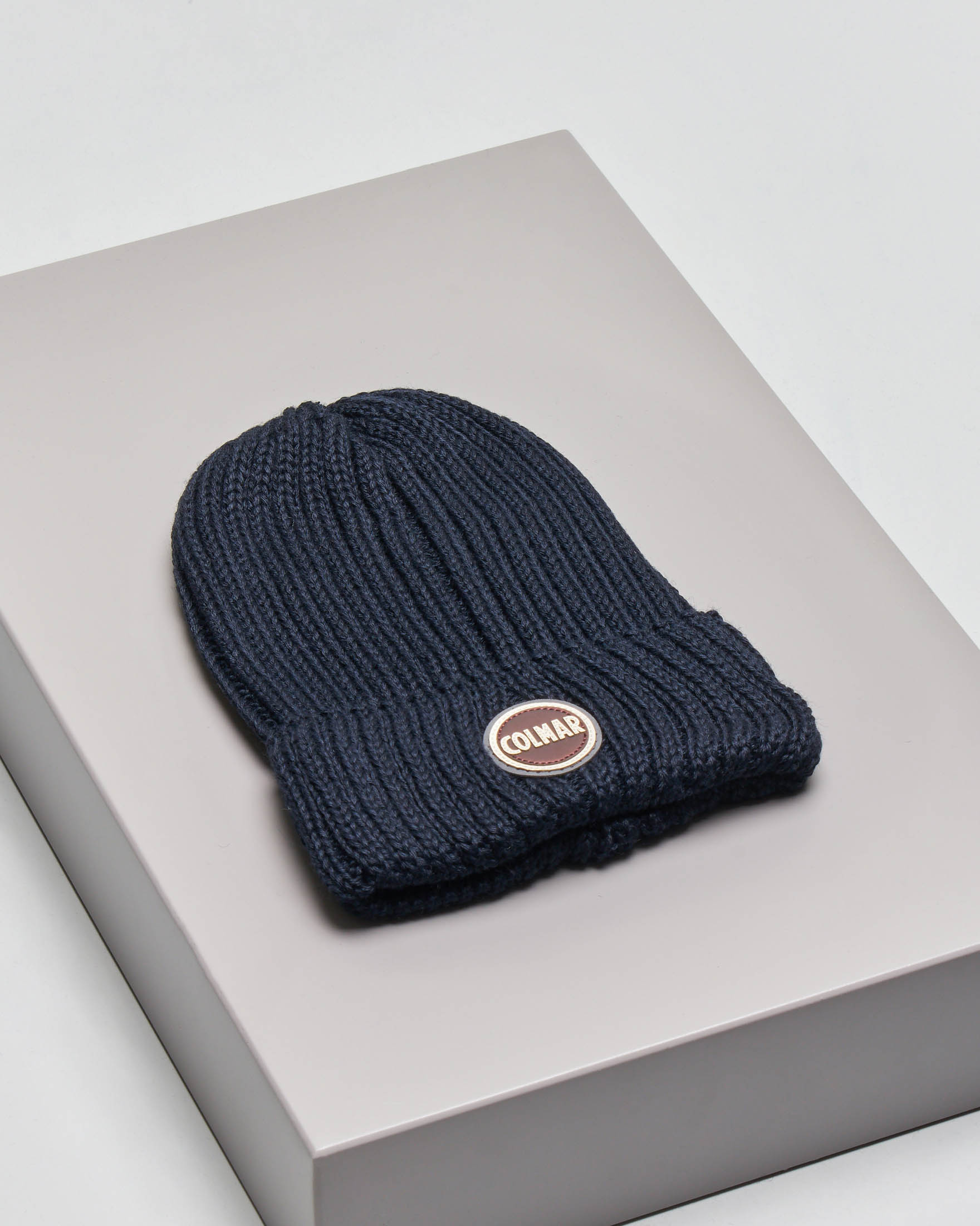 Berretto Colmar Originals blu in lana a coste inglesi con logo bollo applicato