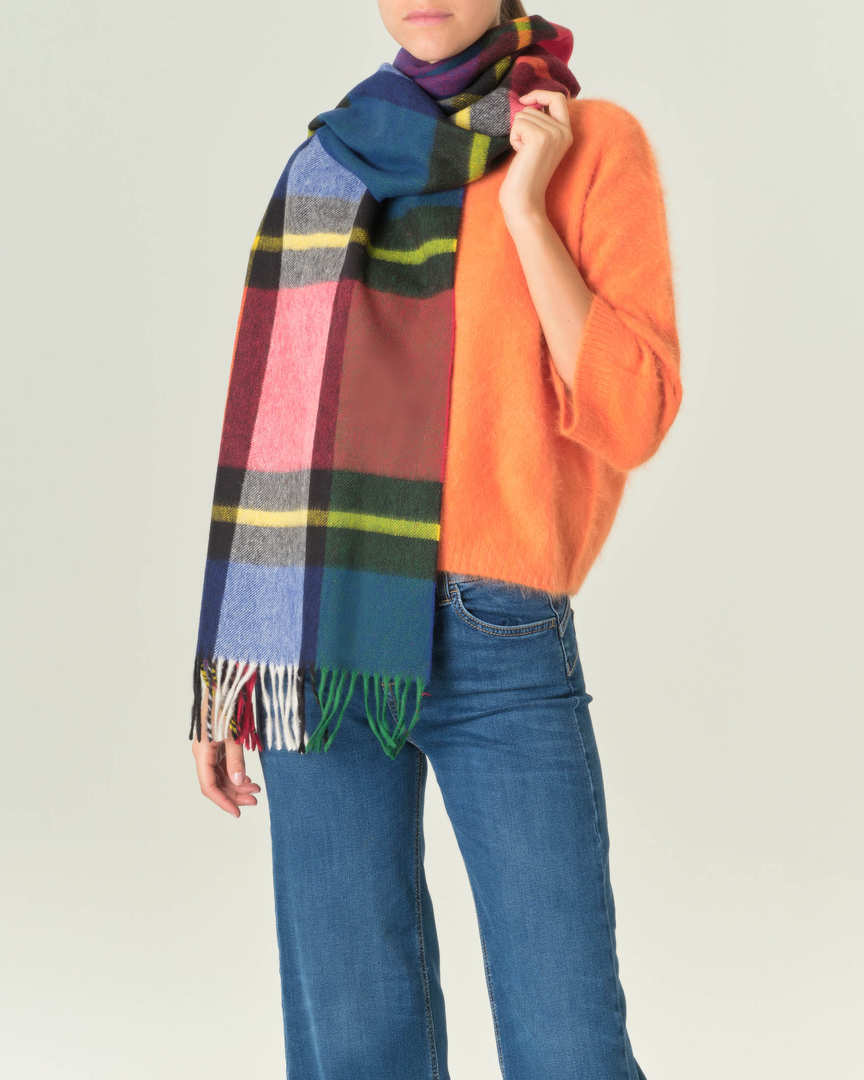 Sciarpa in lana merino a fantasia tartan multicolore con frange al fondo image