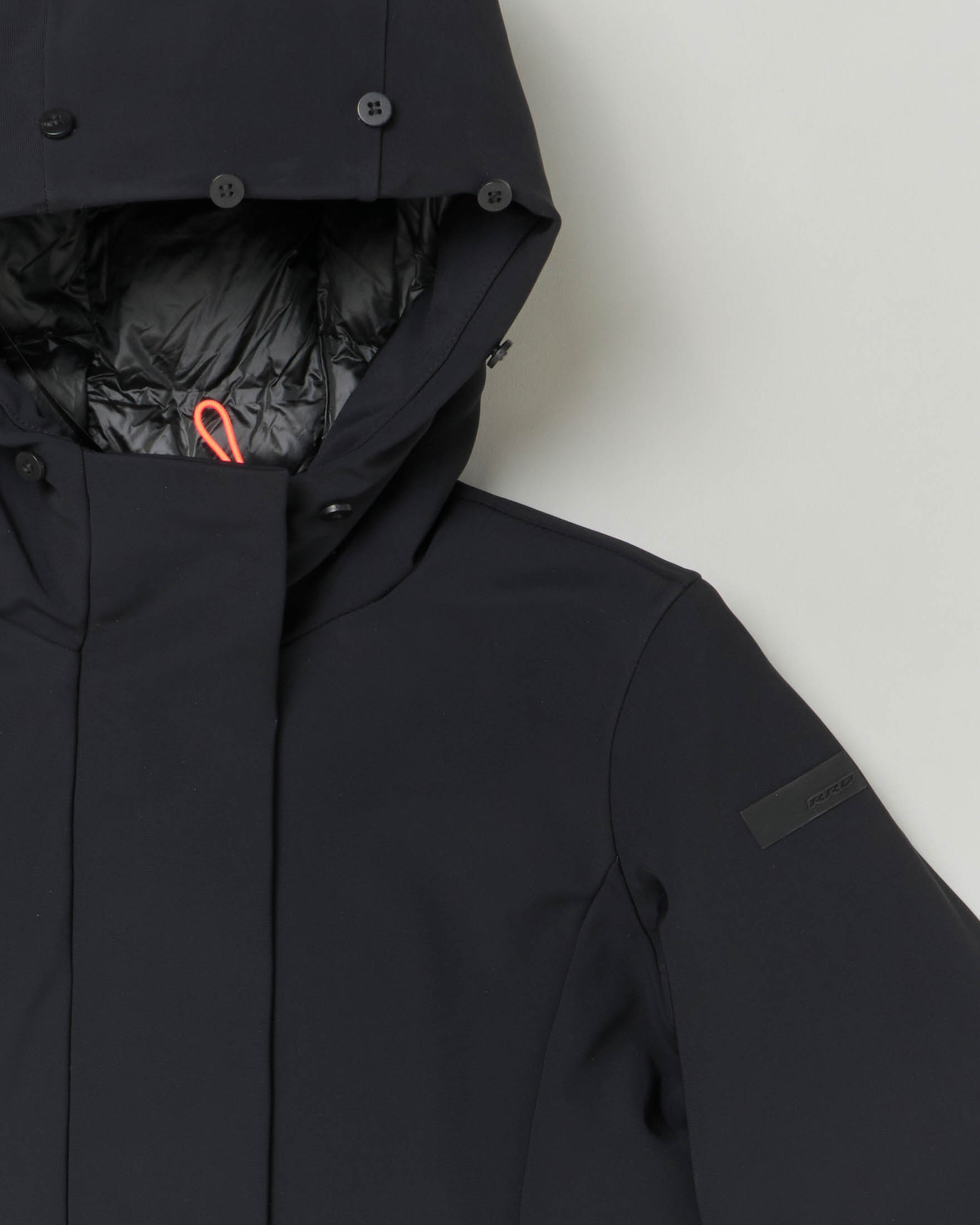 Giaccone nero in nylon elasticizzato con cappuccio e pelliccia  image